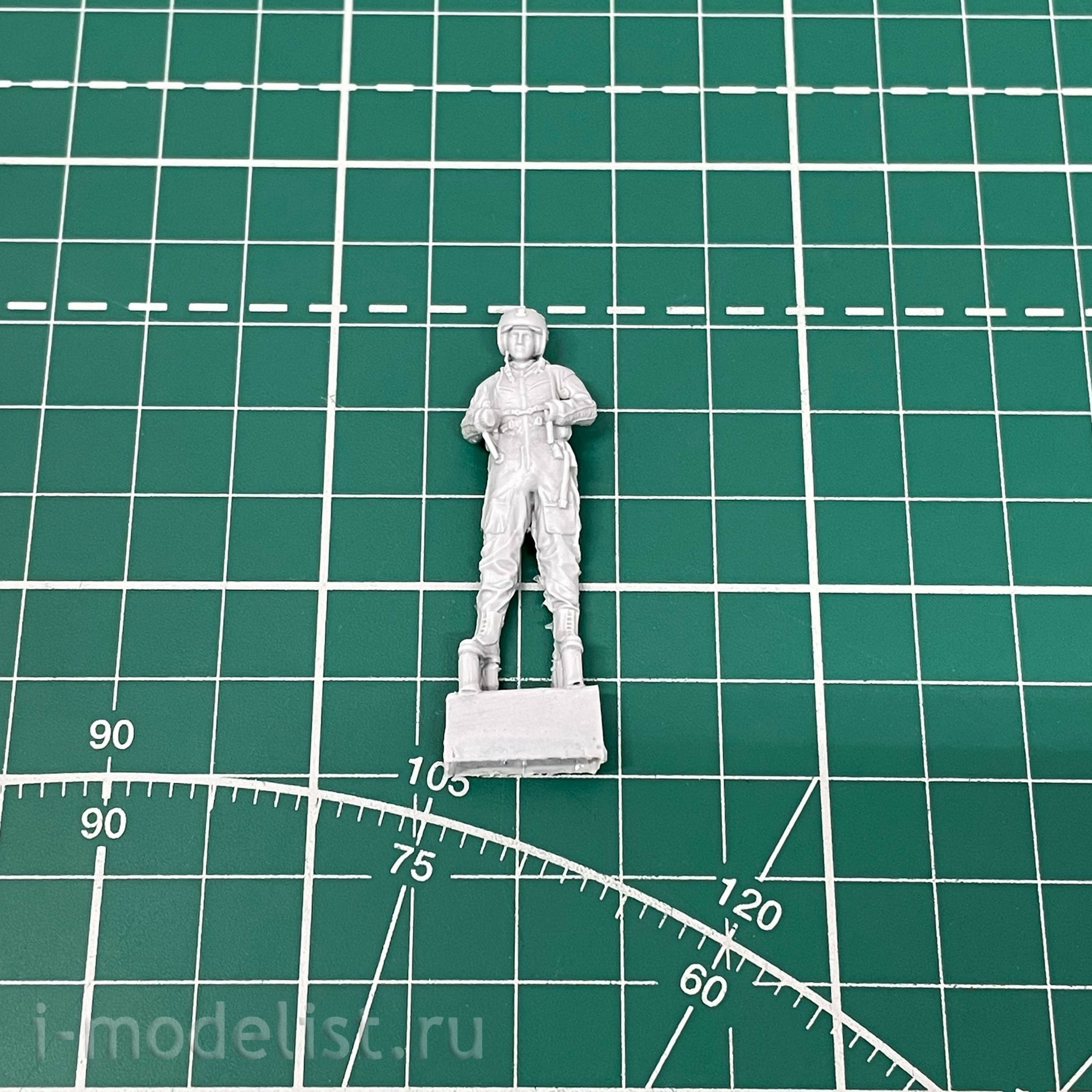 ASK48007 All Scale Kits (ASK) 1/48 Pilot of the Russian Air Force / VKS in the VMSK (tablet in hand) #1