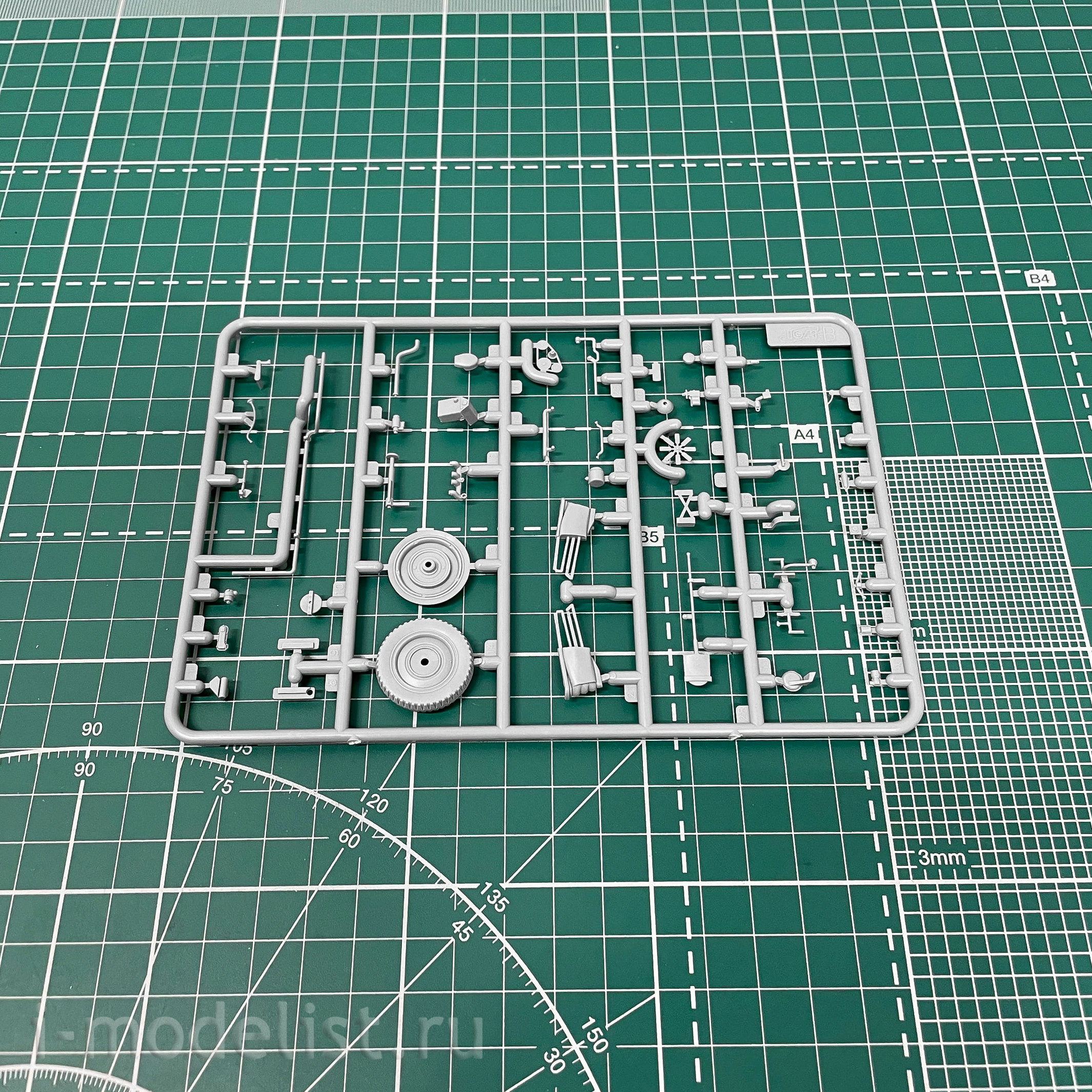 35584 ICM 1/35 le.gl.Einheitz-Pkw Kfz.4, German light anti-aircraft vehicle II MV