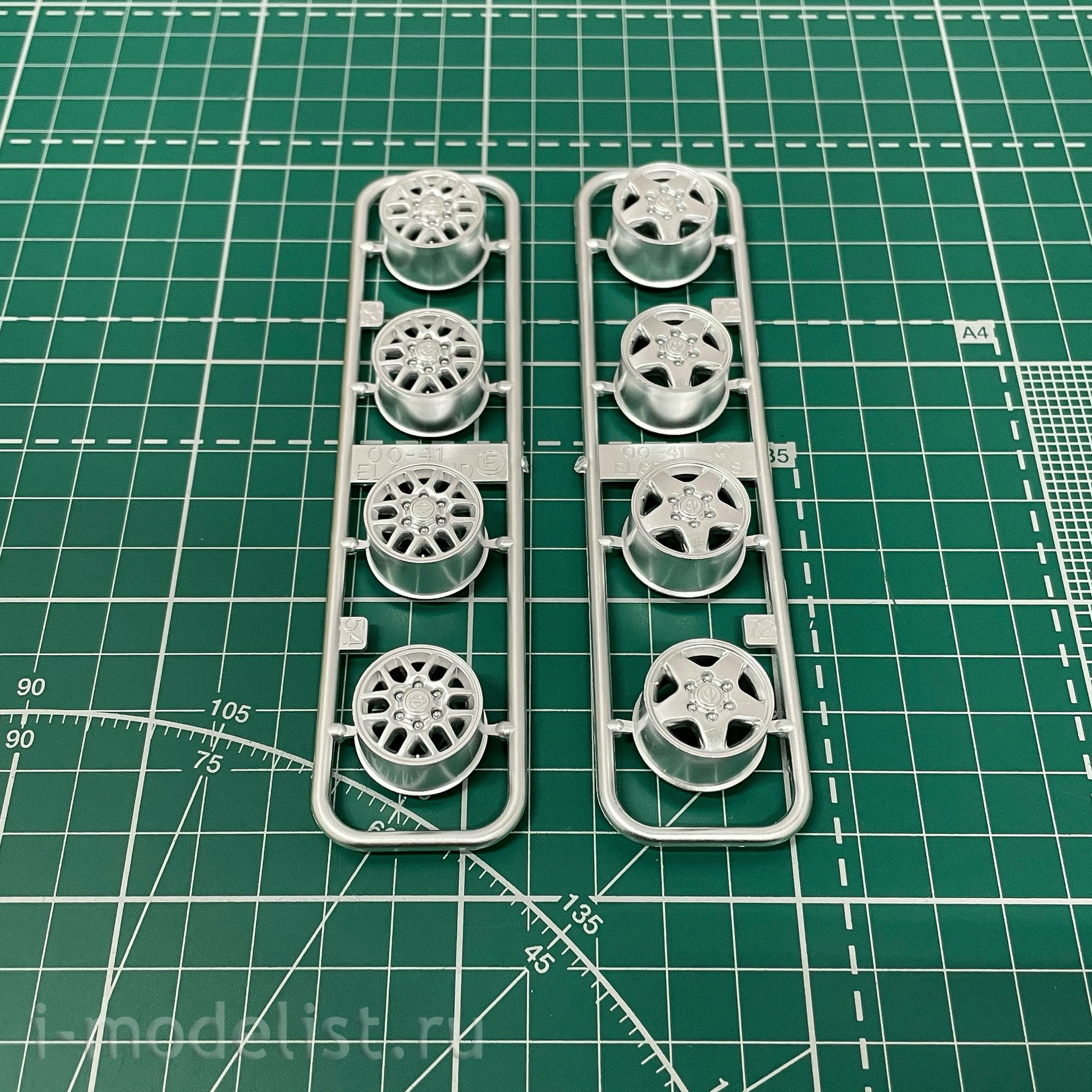 06136 Aoshima 1/24 Nissan Elgrand