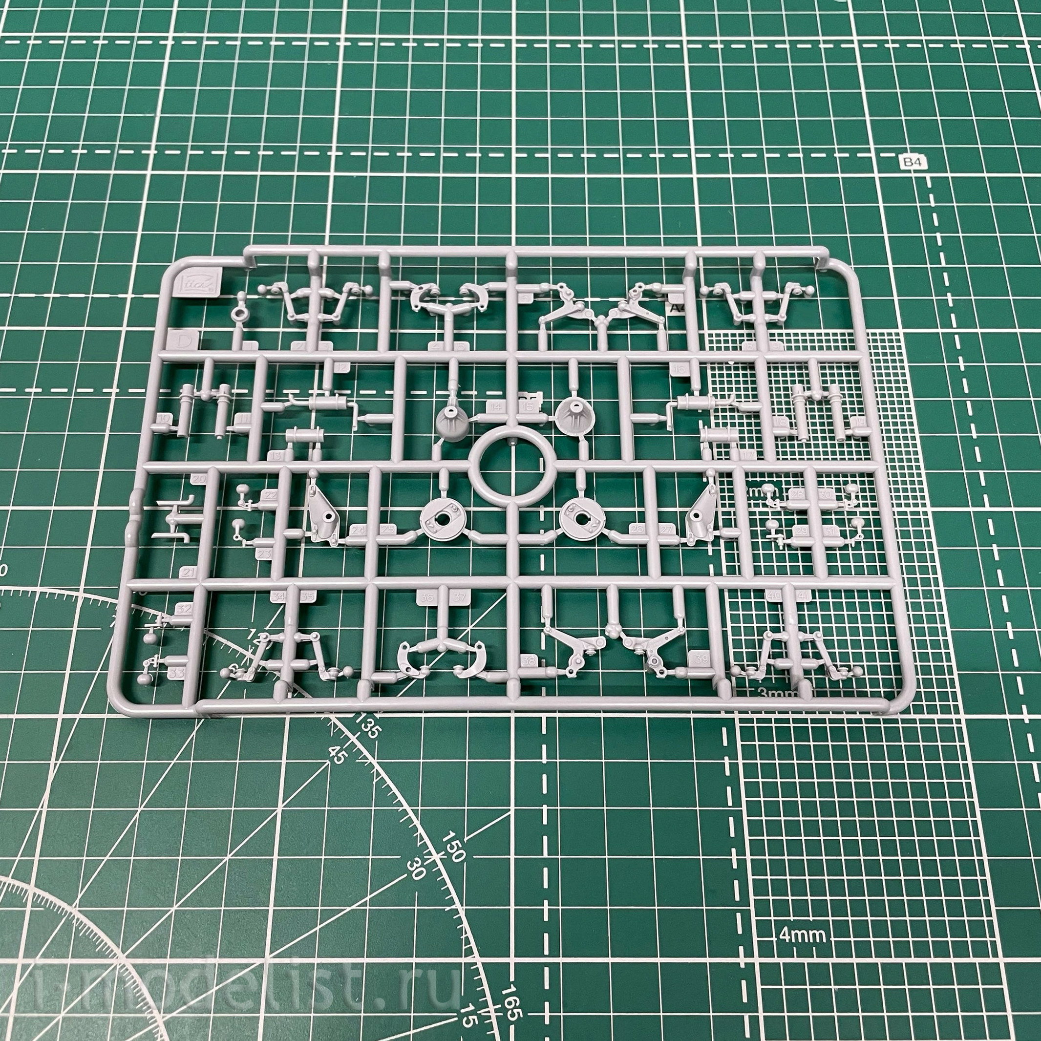 RE30015 Riich 1/35 Universal load-bearing undercarriage / Track Set