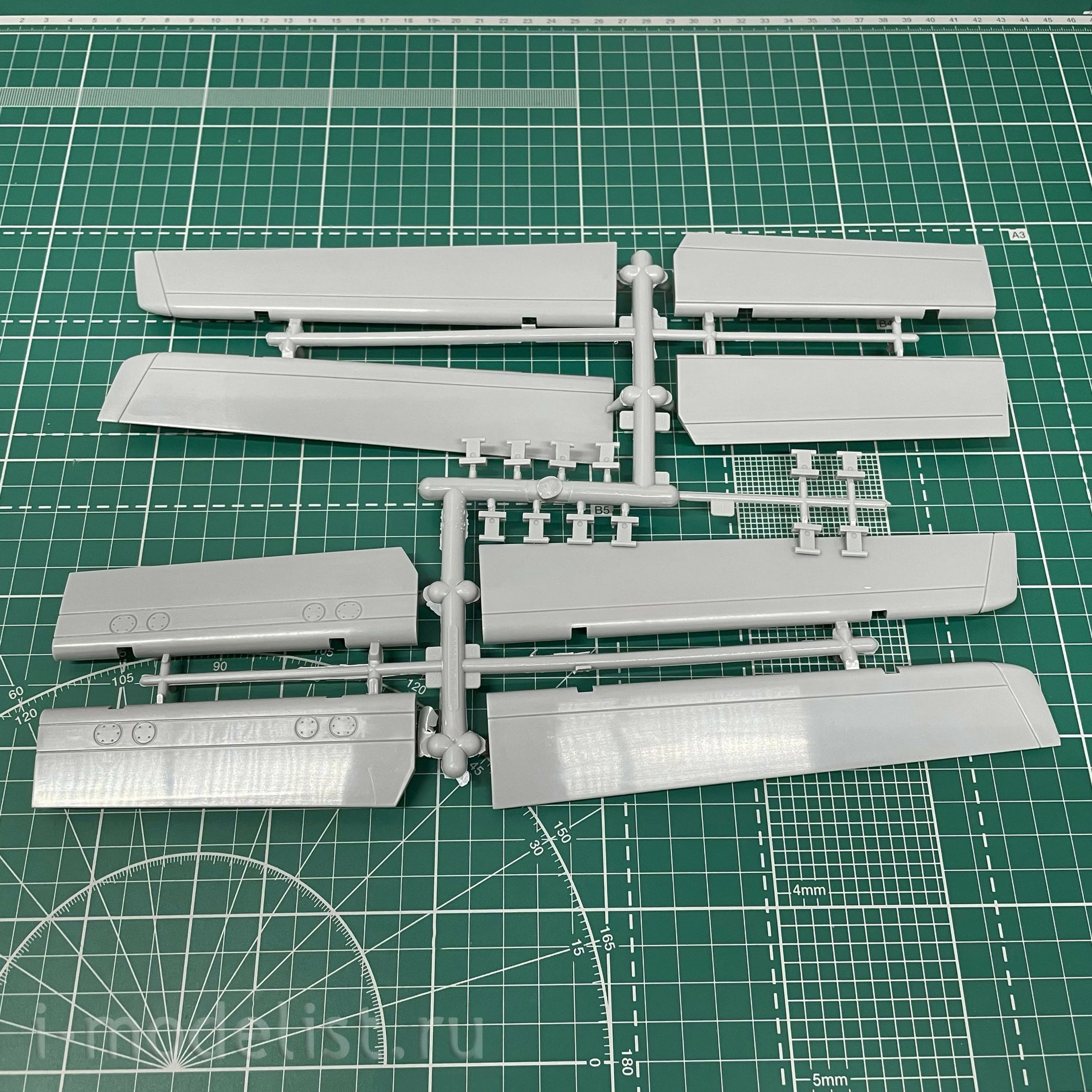 81808 HobbyBoss 1/18 F-86F-30 “Sabre”aircraft