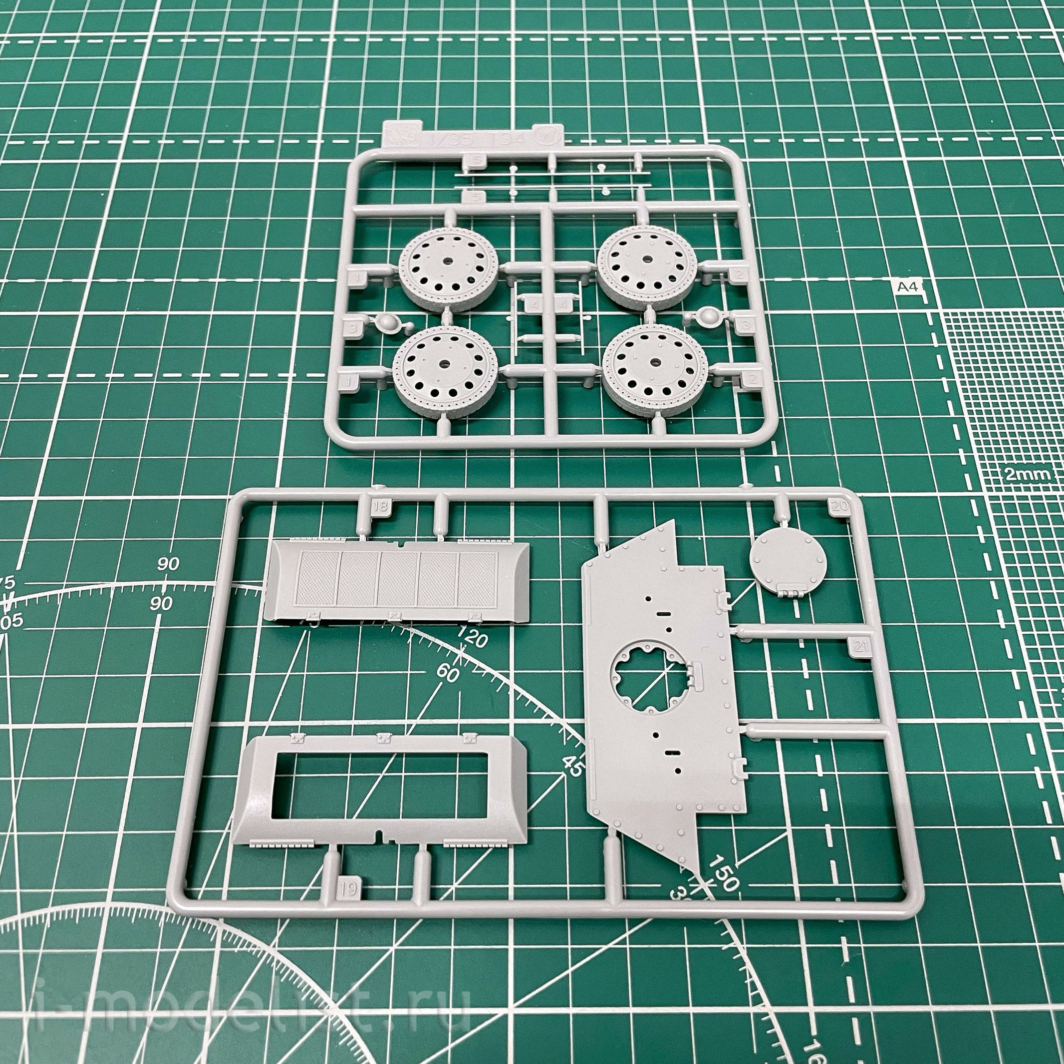 6424 Dragon 1/35 T-34/76 Mod.1942 Hexagonal Turret Soft Edge Type