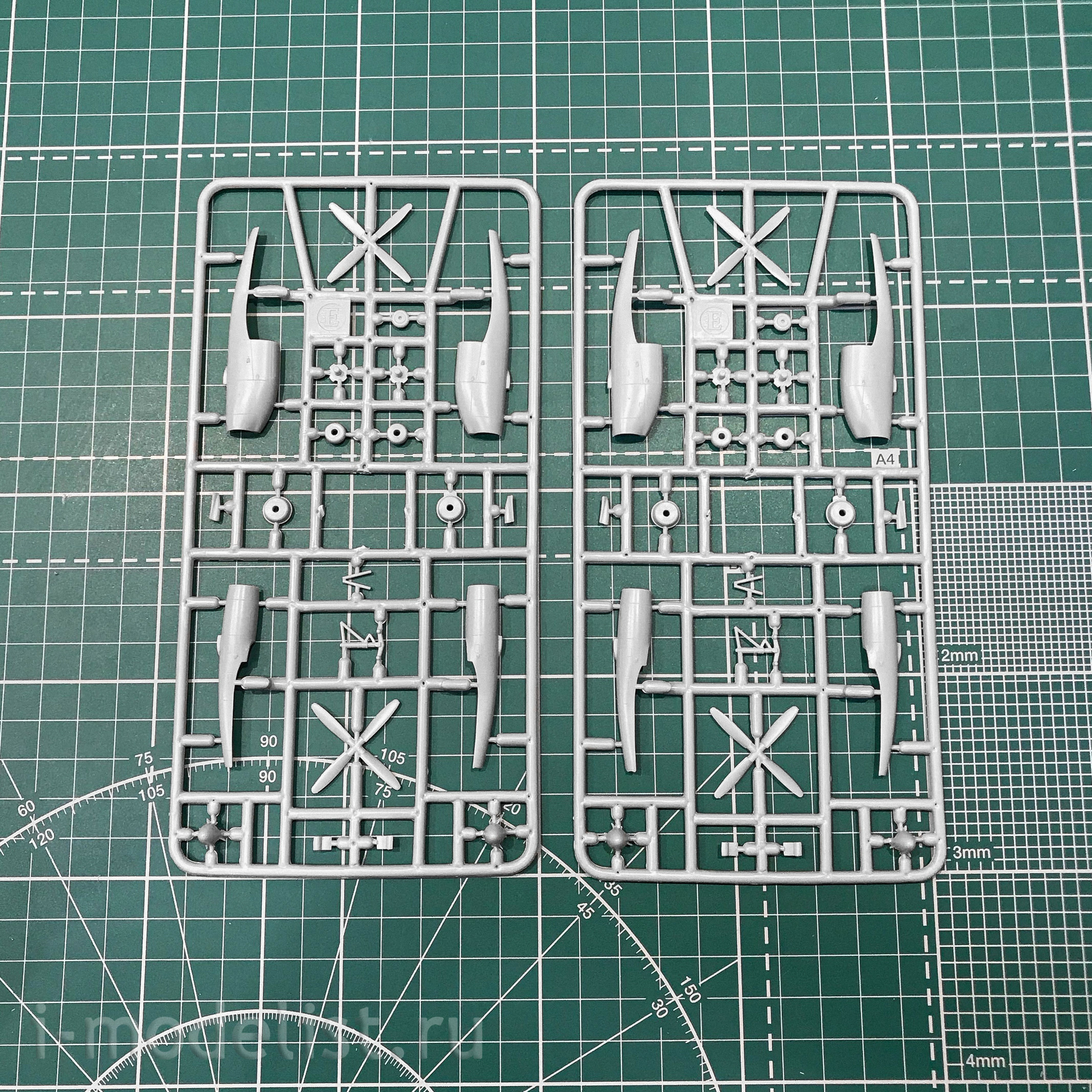 14467 East Express 1/144 Passenger airliner Il-18D