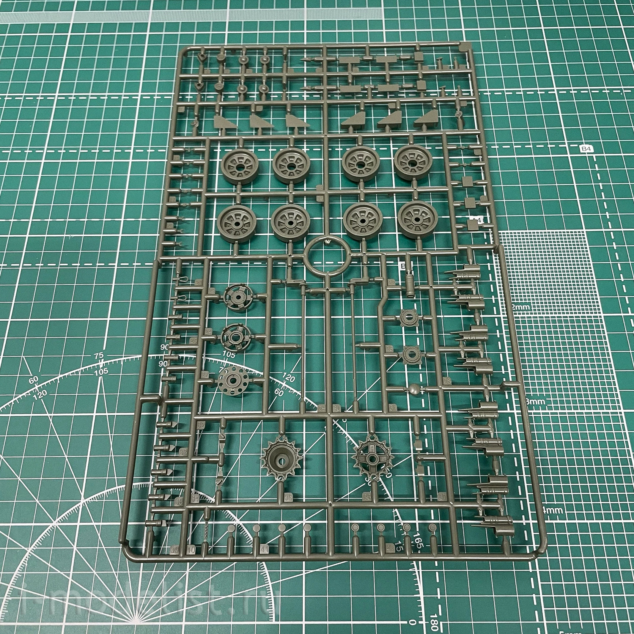 35A039 Amusing Hobby 1/35 Slovak T-72M2 Moderna tank (licensed by UVZ)