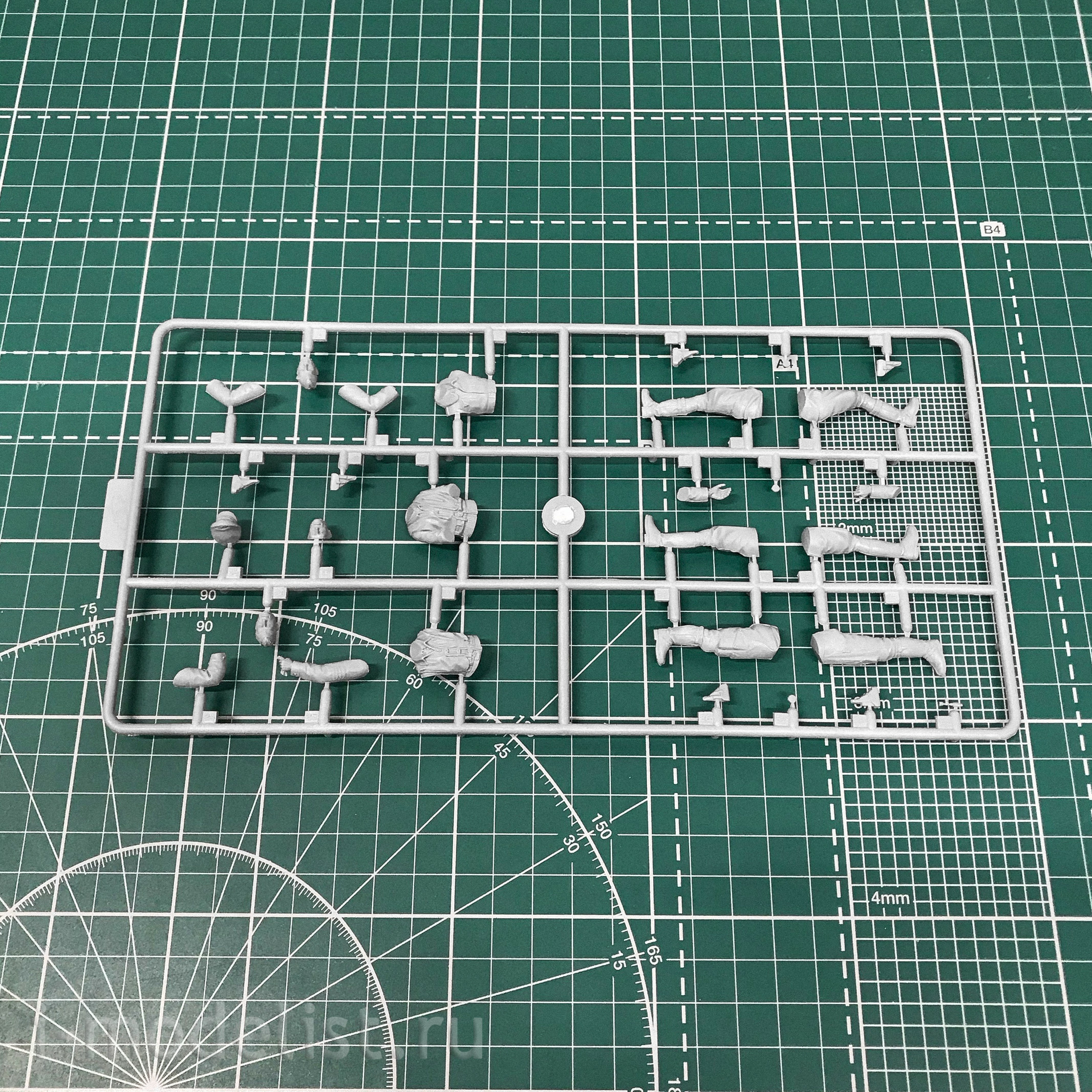 32022 ICM 1/32 CR. 42 LW Aircraft with German pilots 