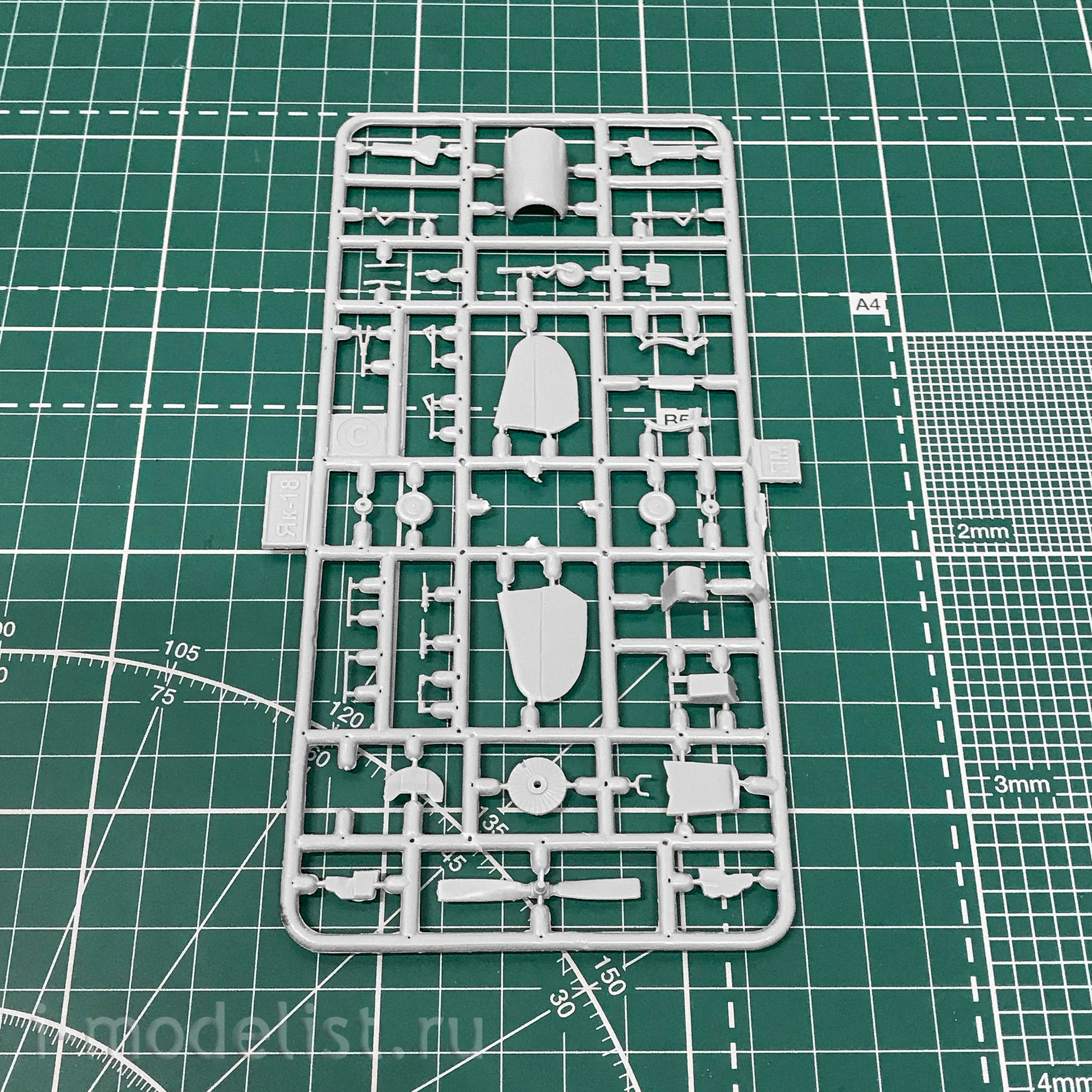 72319 Amodel 1/72 Yak-18PM