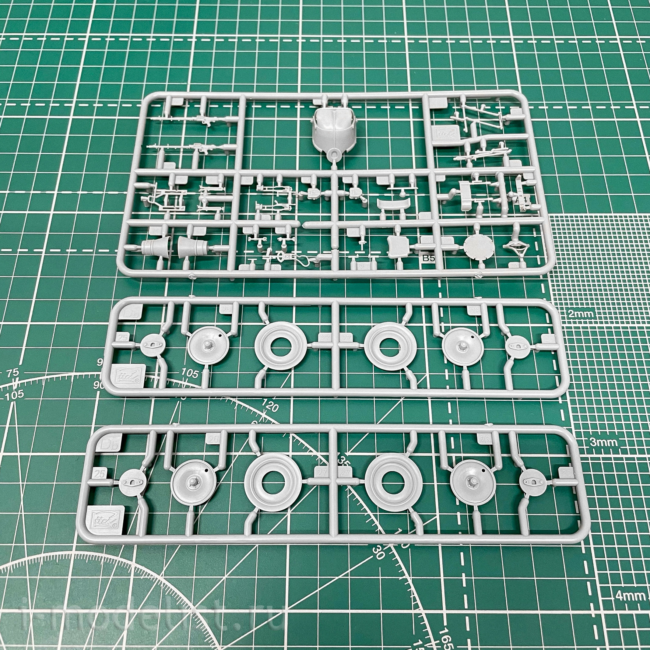 RV35012 Riich 1/35 Wagon with a pair of machine guns and horses