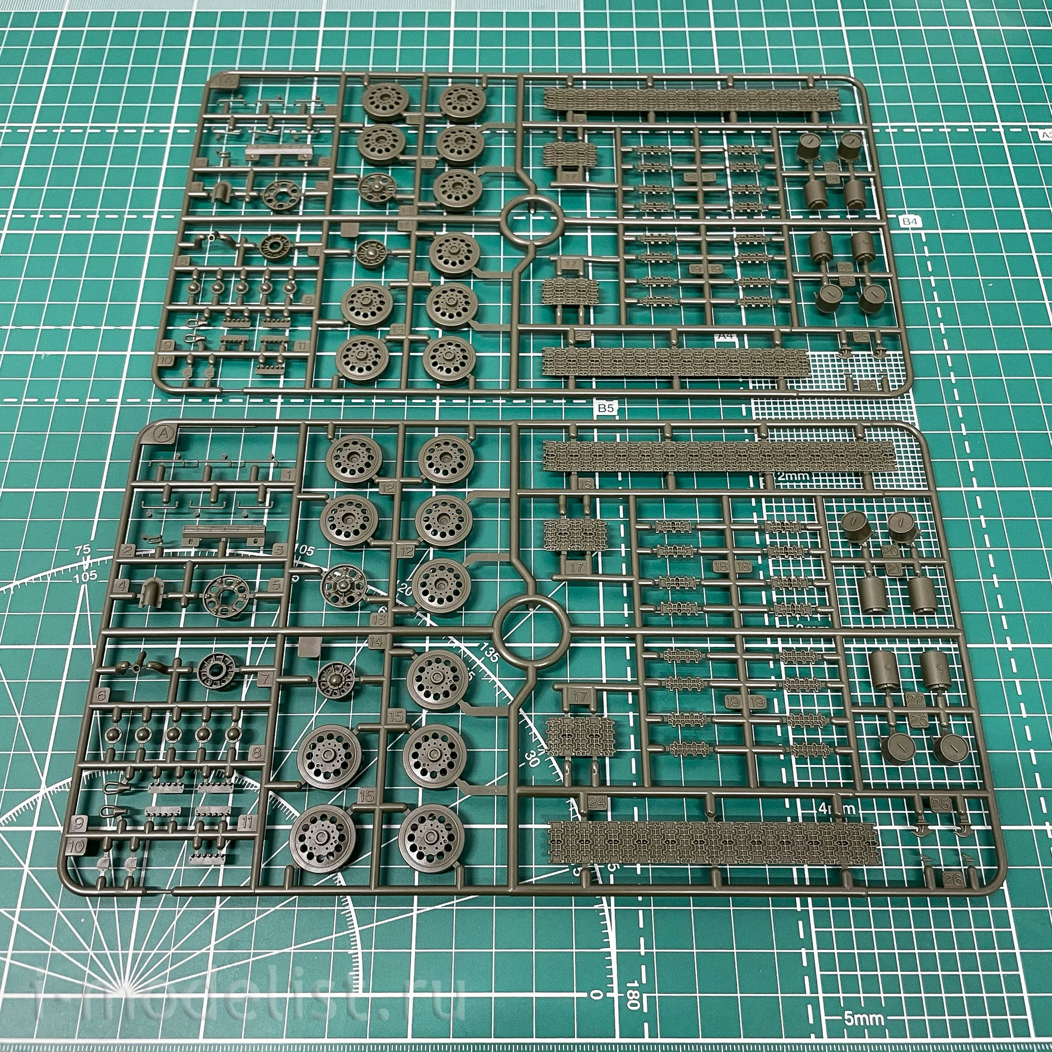 32599 Tamiya 1/48 Soviet 34-85 Tank with Commander Figure
