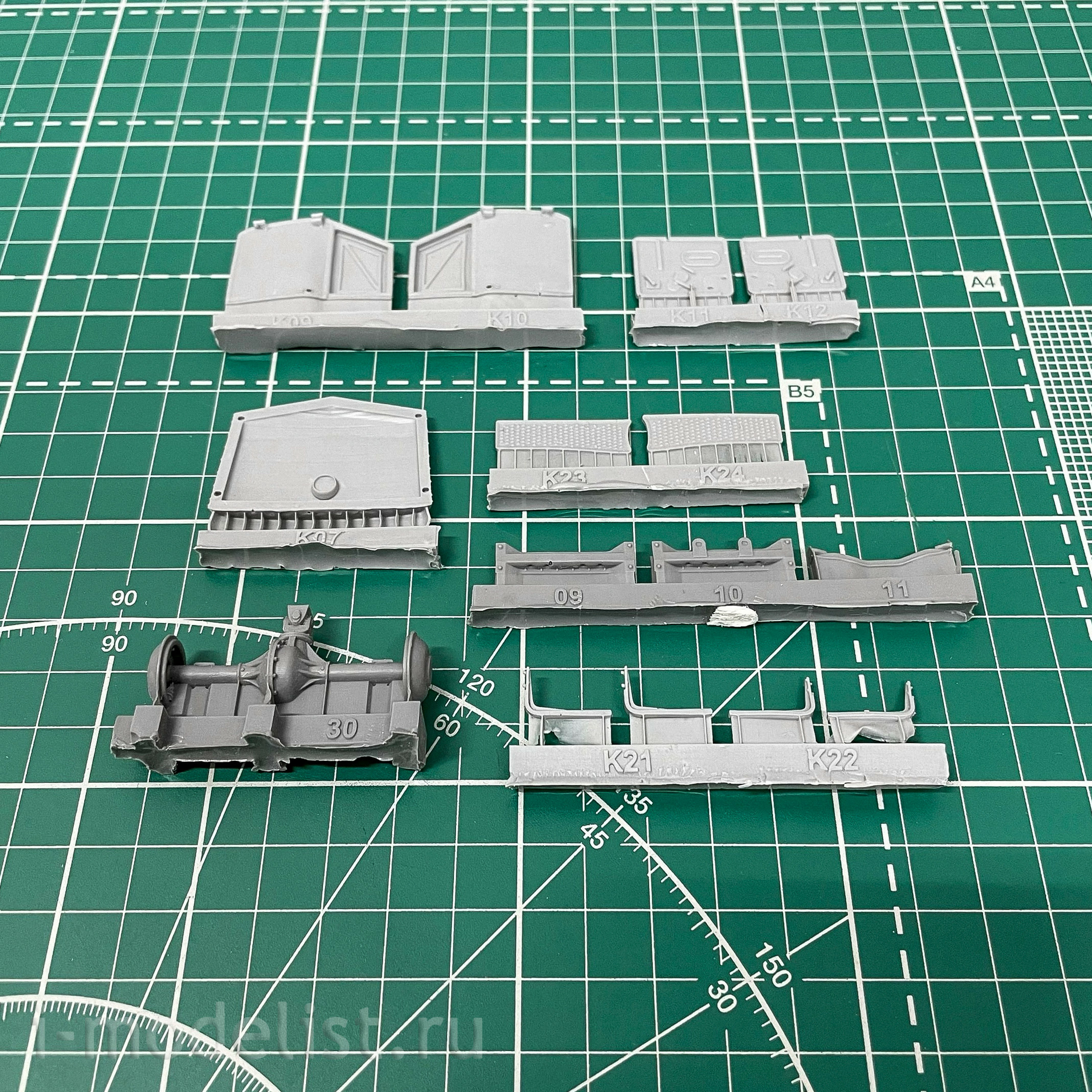 35030 GunTower Models 1/35 is a Soviet tractor with a semi-trailer. Kit 1 (51)