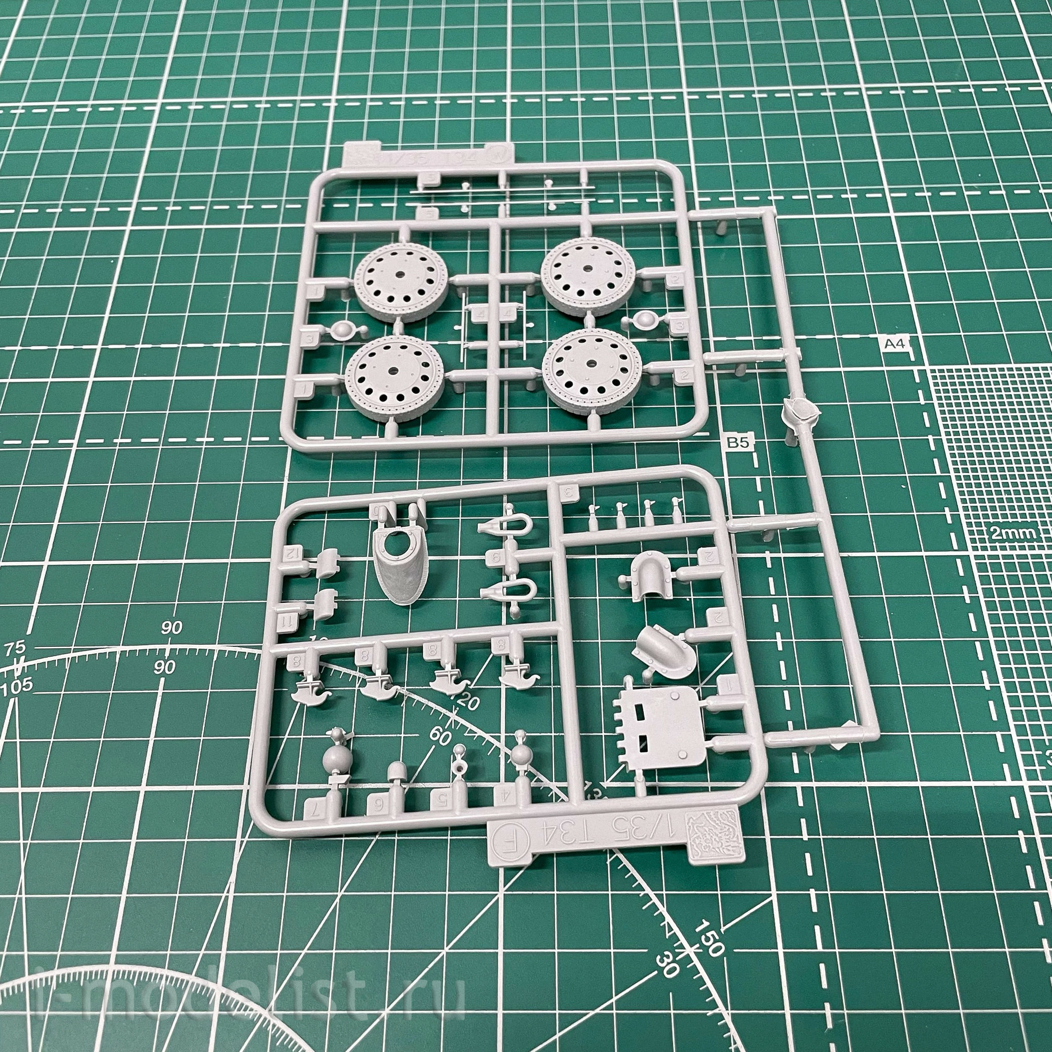 6424 Dragon 1/35 T-34/76 Mod.1942 Hexagonal Turret Soft Edge Type