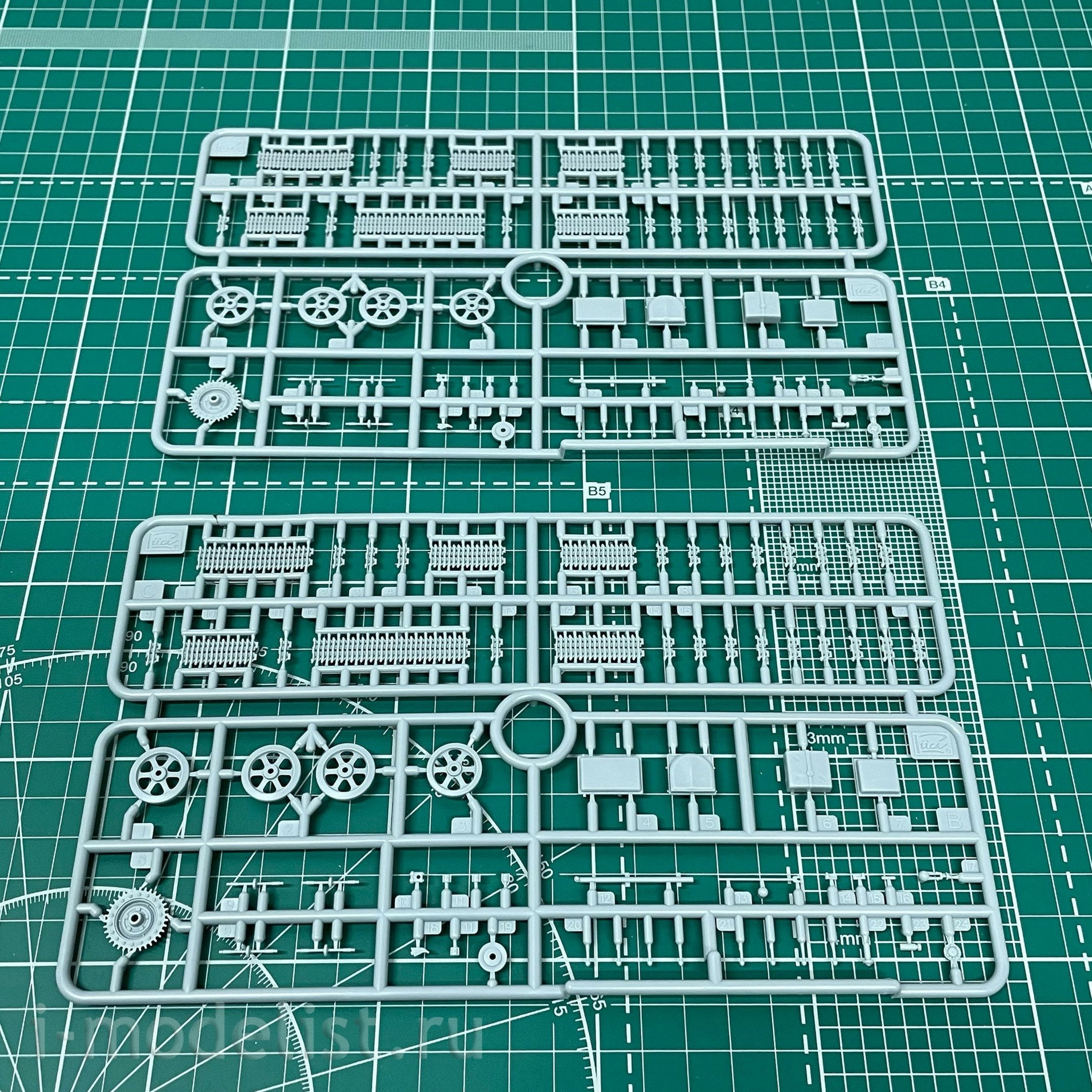 RV35034 Riich 1/35 British amphibious armored personnel carrier and motorcycle