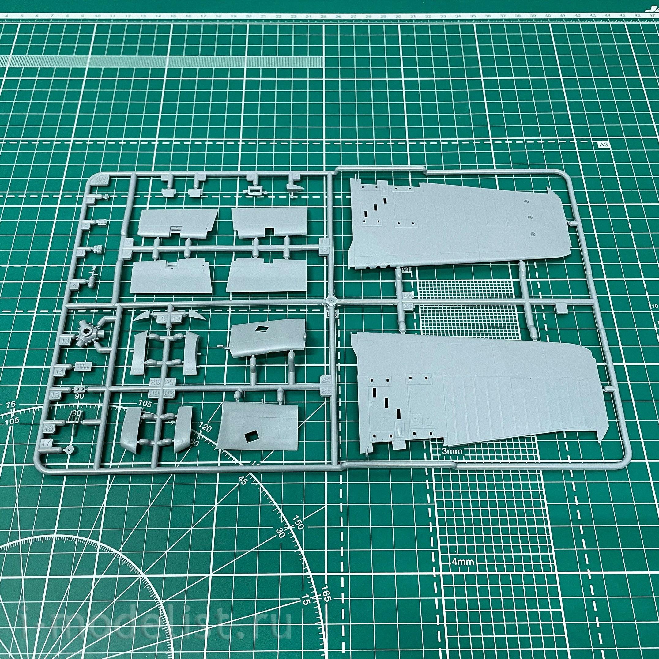 60327 Tamiya 1/32 American carrier-based fighter Vought F4U-1D Corsair with stand