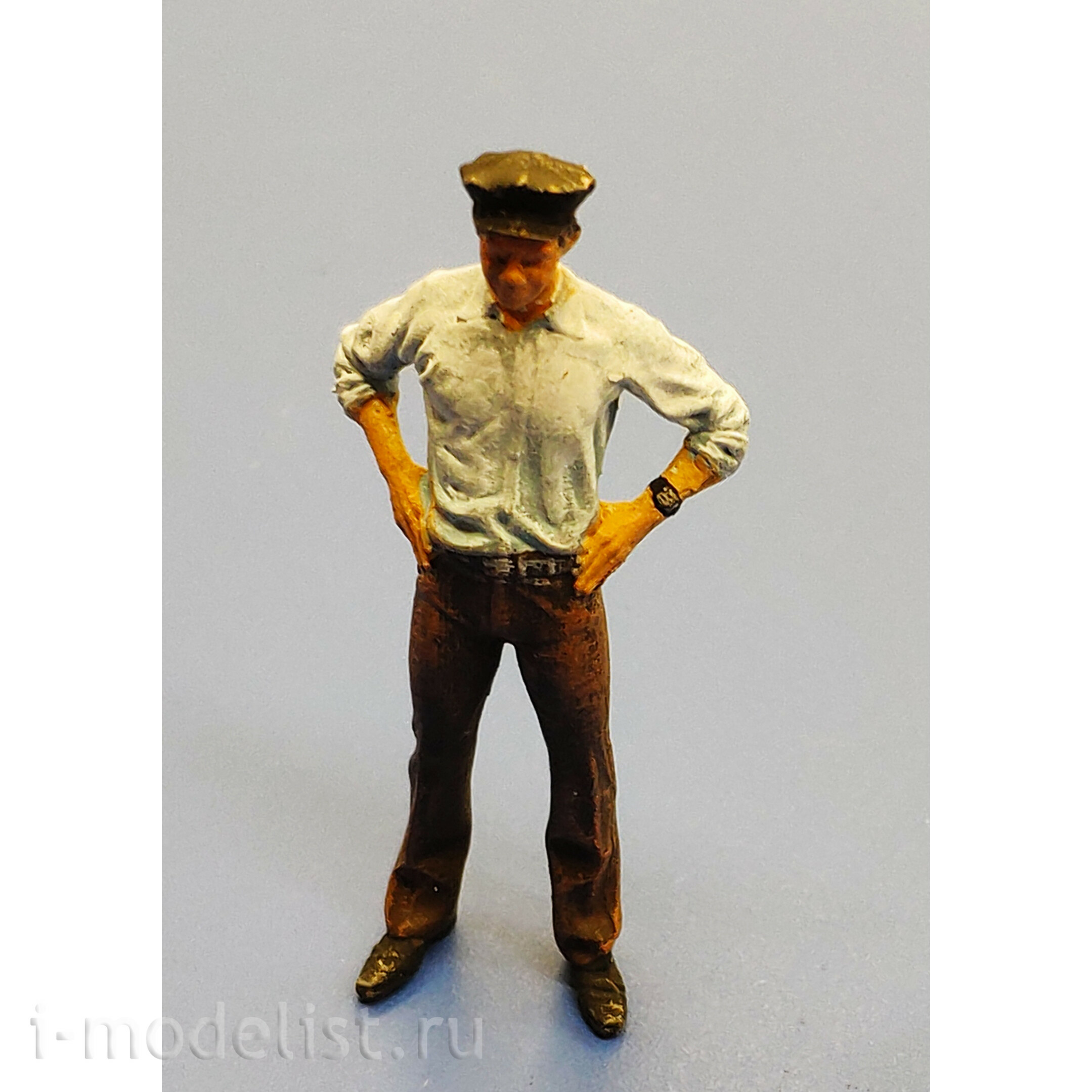 43048 GunTowerModels 1/43 Driver (wearing a cap), painted figure