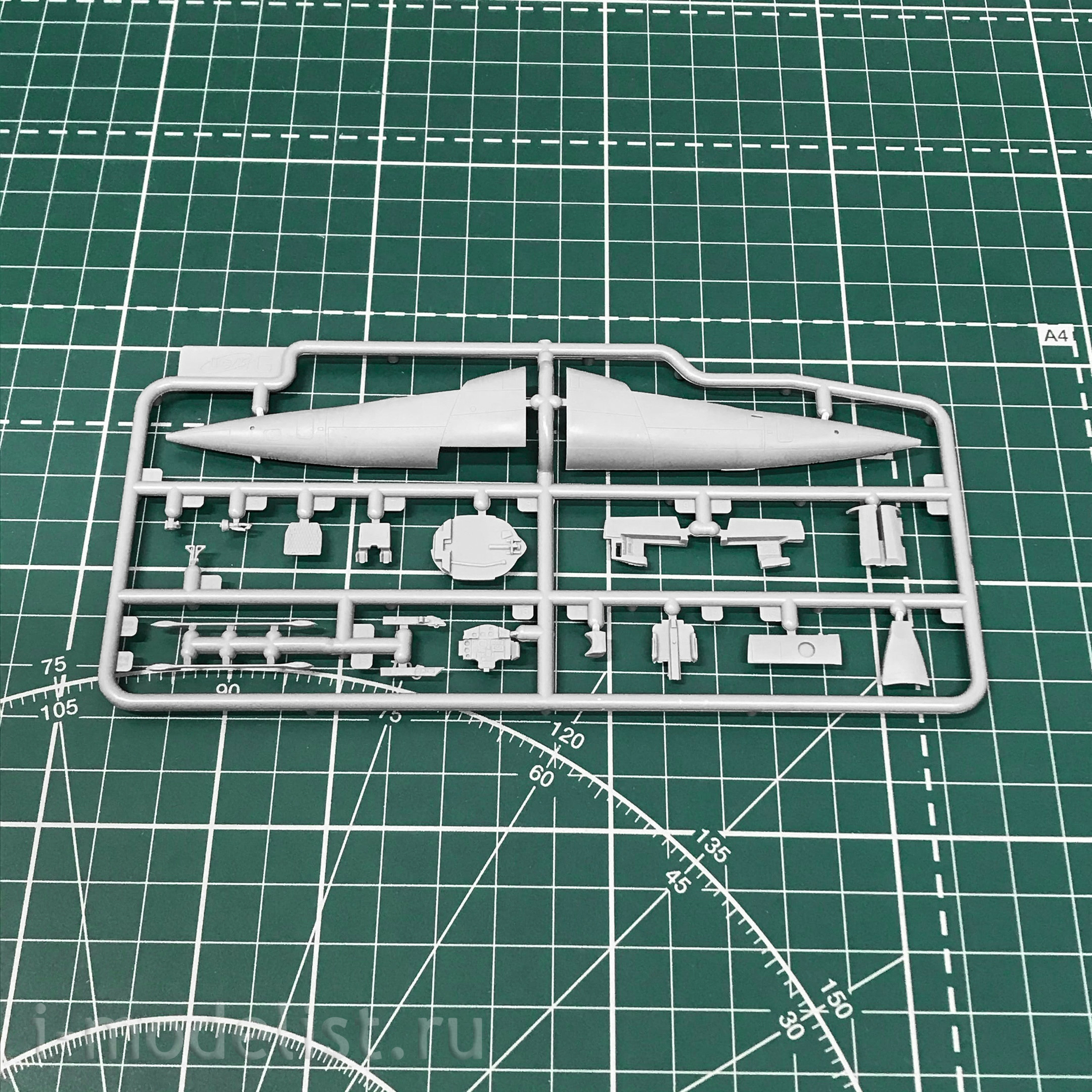 72176 ICM 1/72 Soviet training aircraft M-25 RU