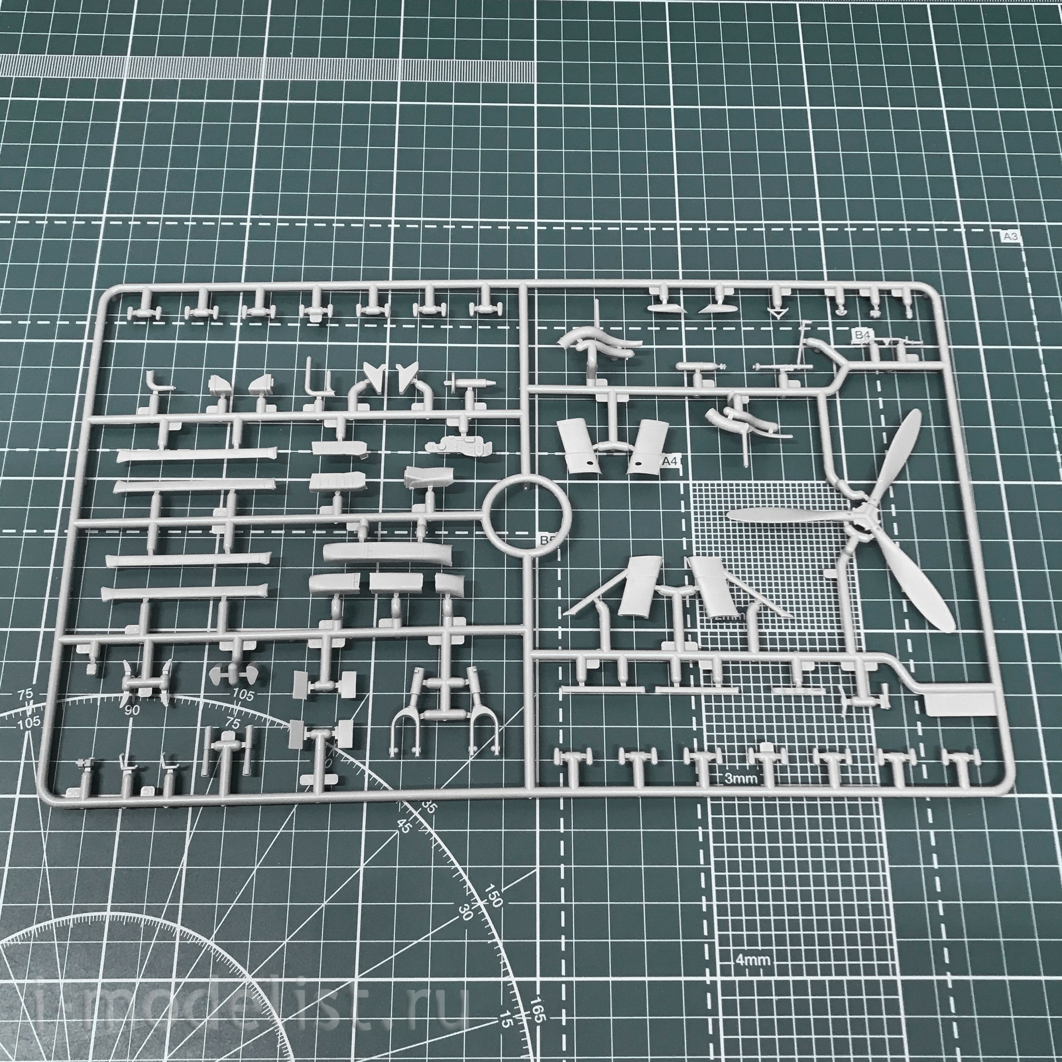 32020 ICM 1/32 Scale model Italian Fighter CR. 42 Falco
