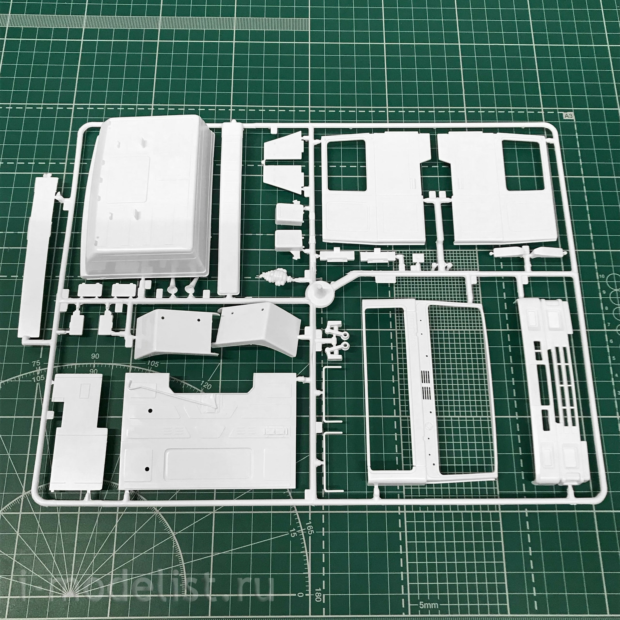 3945 Italeri 1/24 VOLVO F16 Globetrotter Truck Canvas Truck with the lift