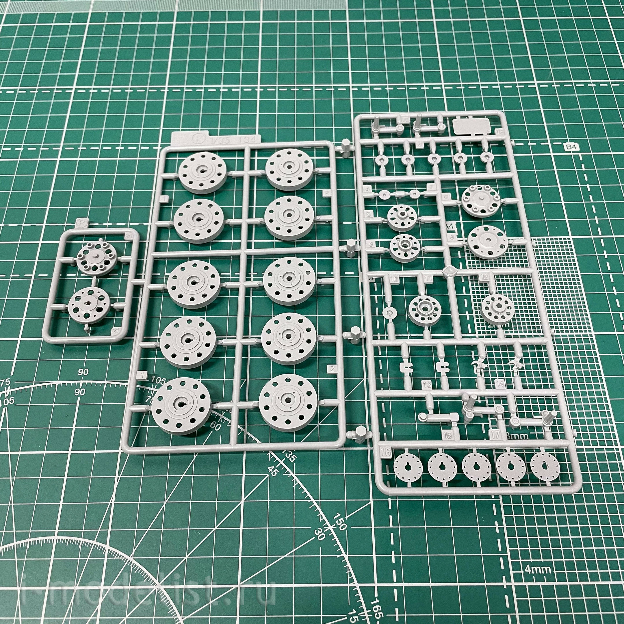 6424 Dragon 1/35 T-34/76 Mod.1942 Hexagonal Turret Soft Edge Type