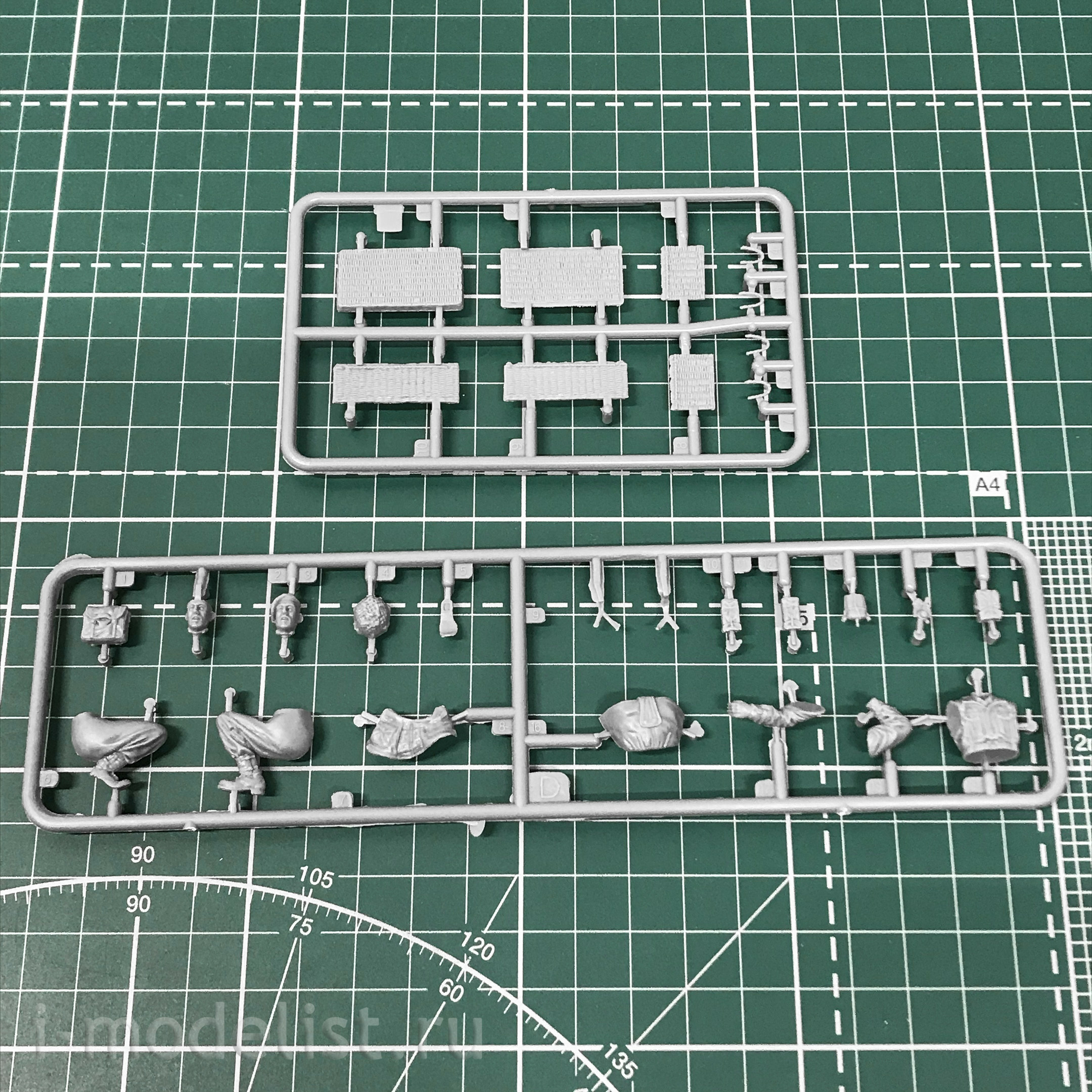 CB35218 Bronco 1/35 Scale Model British Recce And Signals Jeeps with Crew