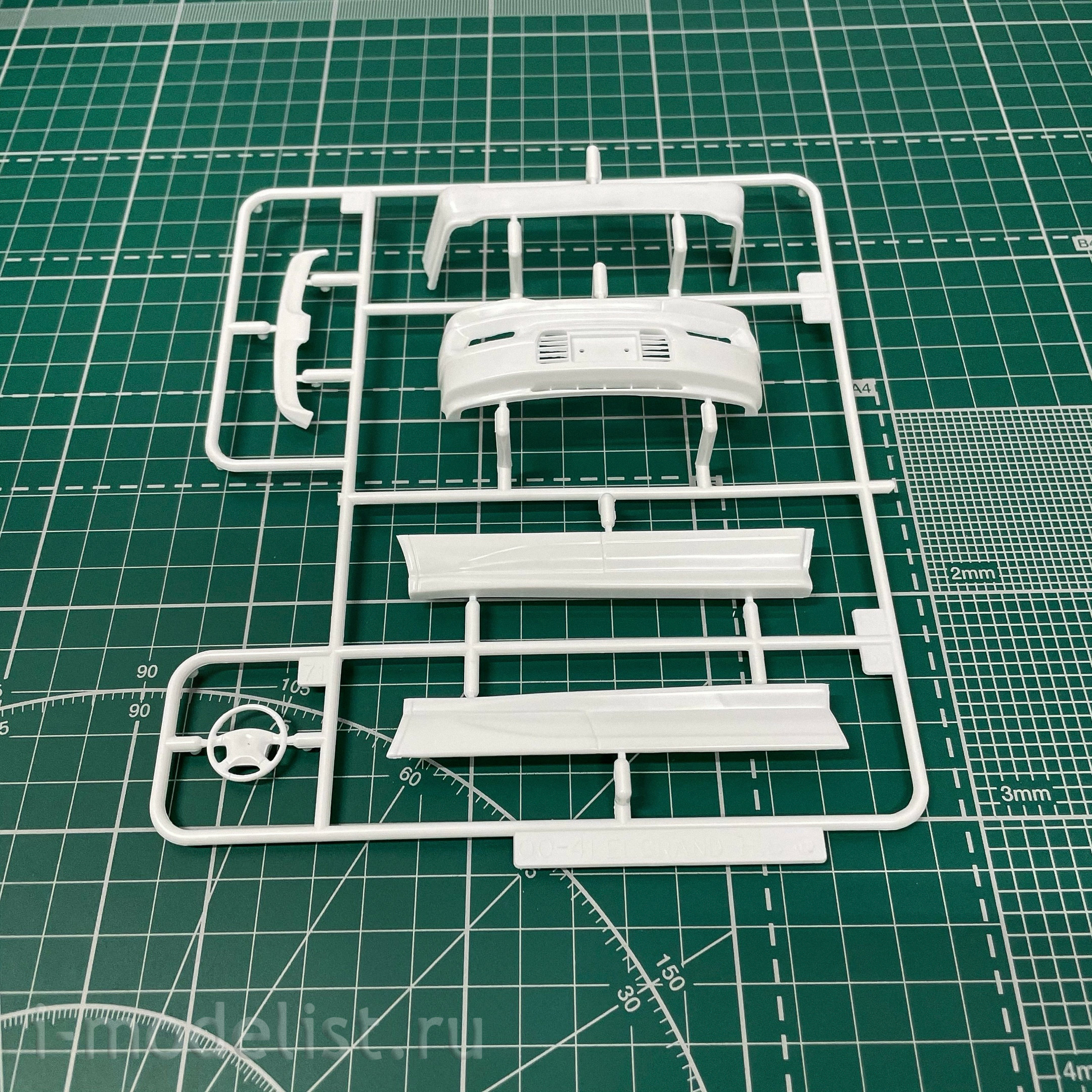 06136 Aoshima 1/24 Nissan Elgrand