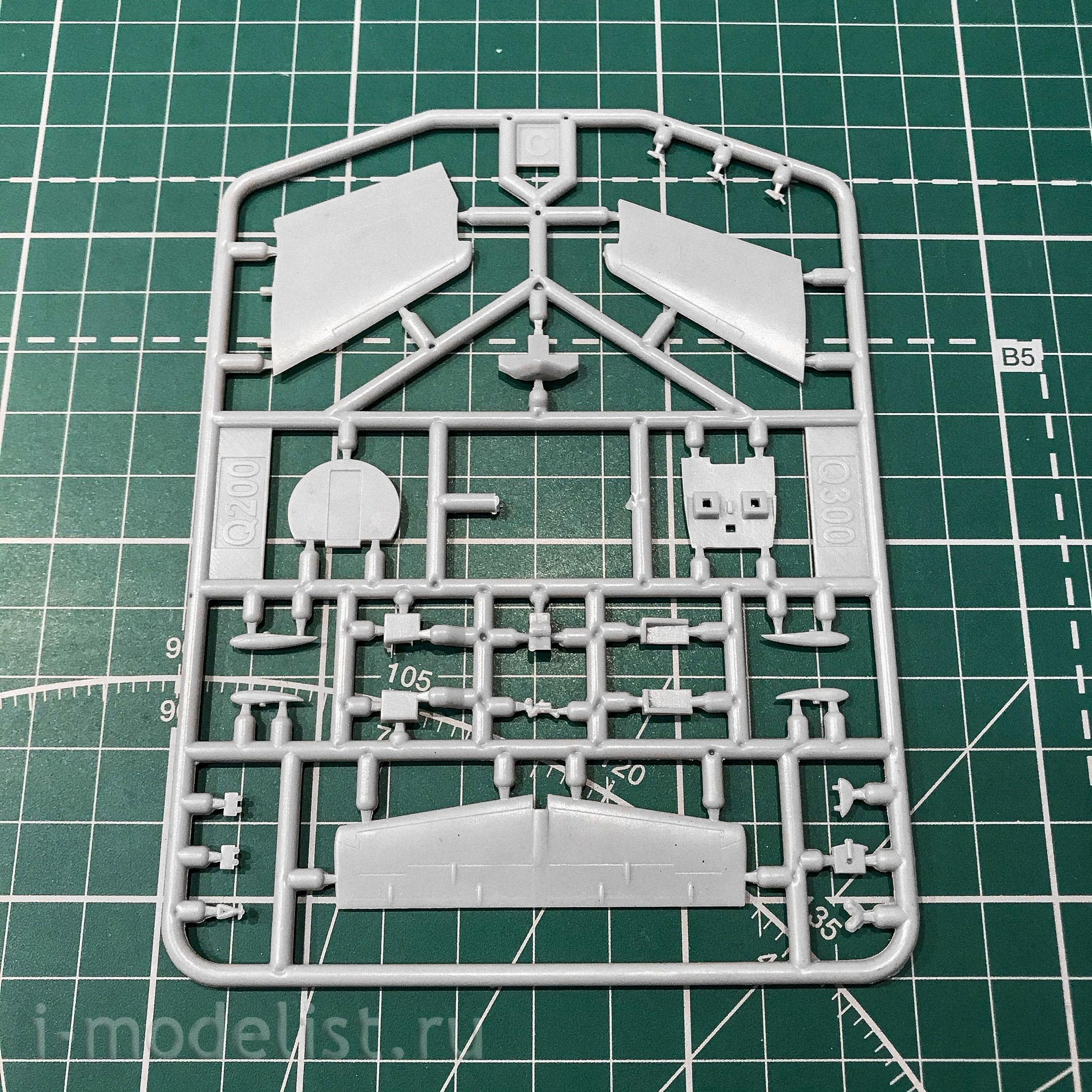 144132-1 Eastern Express 1/144 Scales Quantas Dash 8 Q200