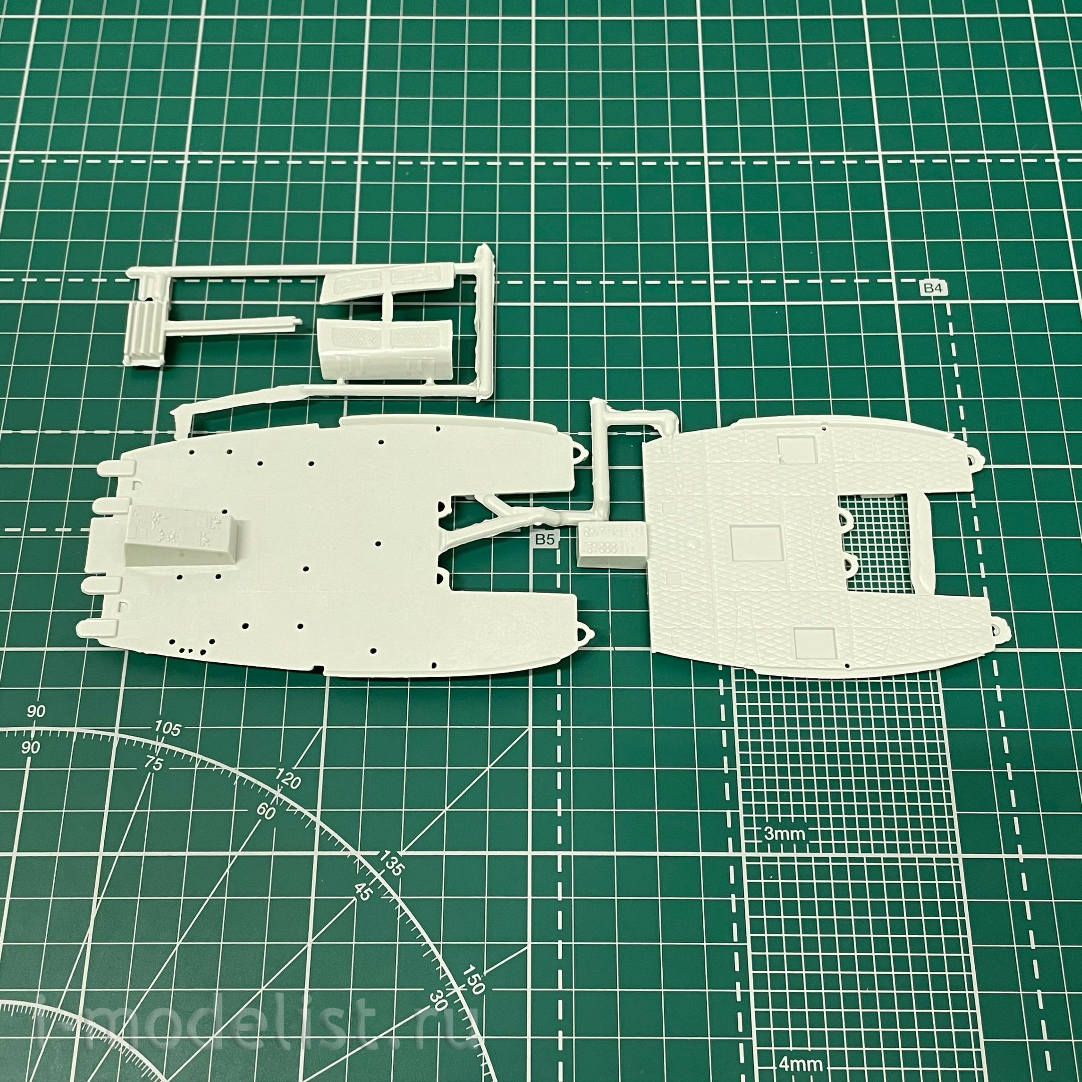 03867 Revell 1/32 American multi-purpose helicopter Bell UH-1D 