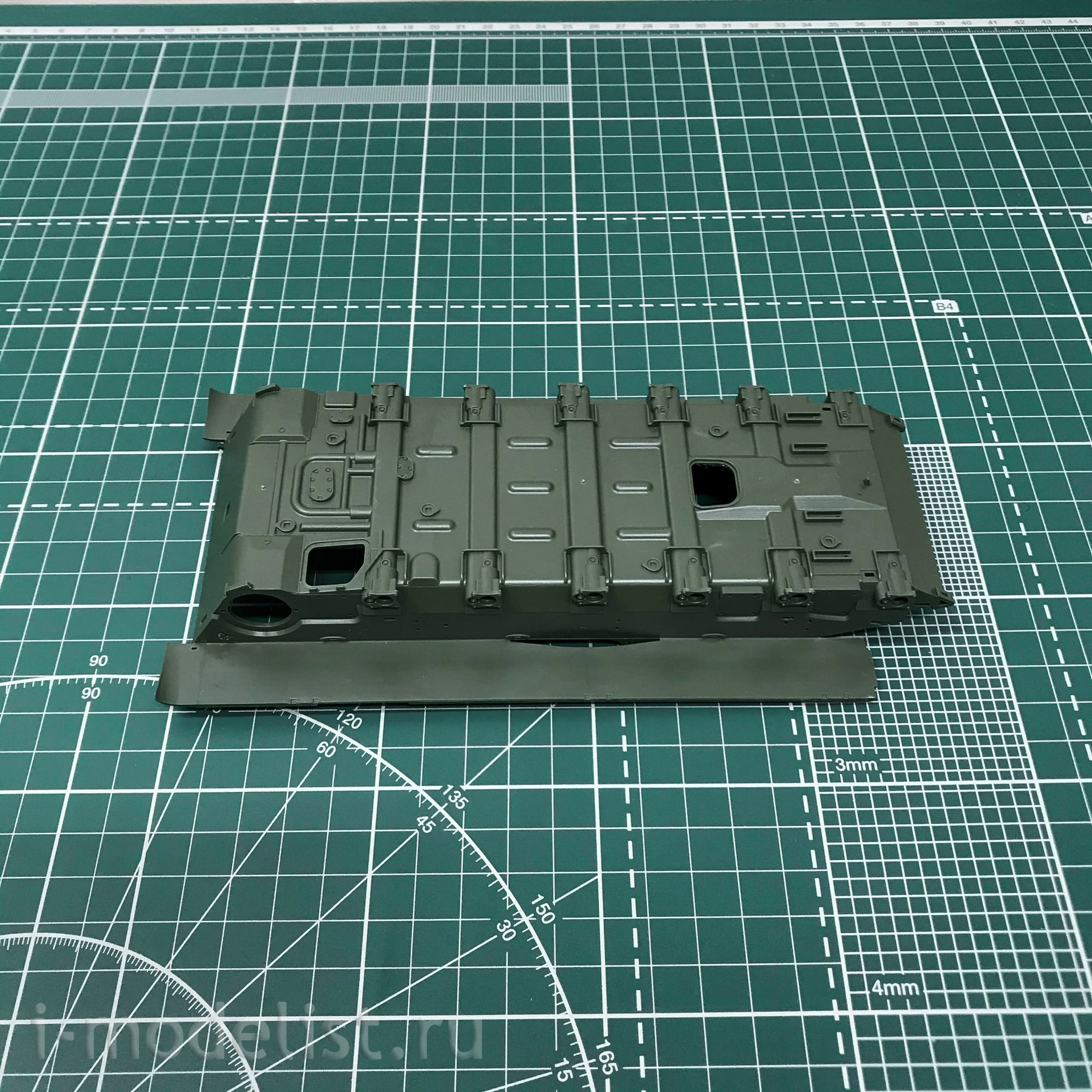 35A038 Amusing Hobby 1/35 T-72M1 Tank with full interior (under UVZ license)