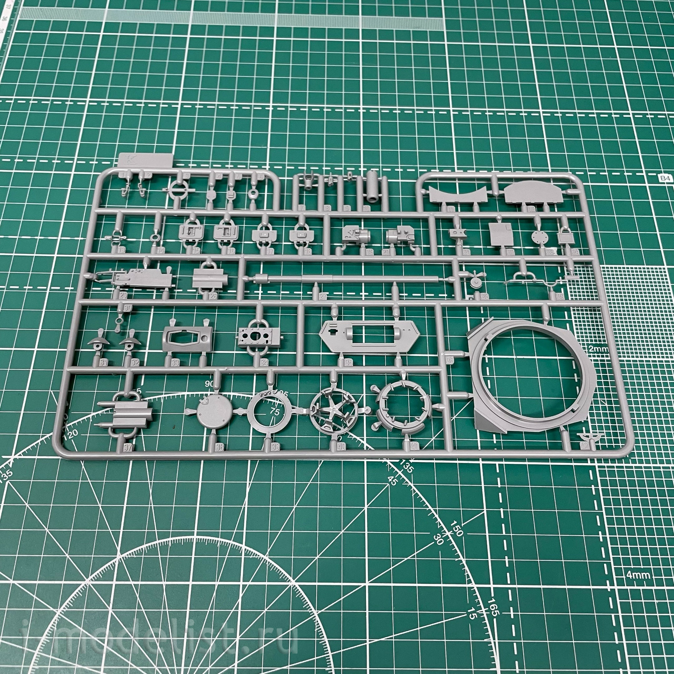 BT-006 Border Model 1/35 German Tank Pz.Beob.Wg. IV Ausf. J with commander and infantry