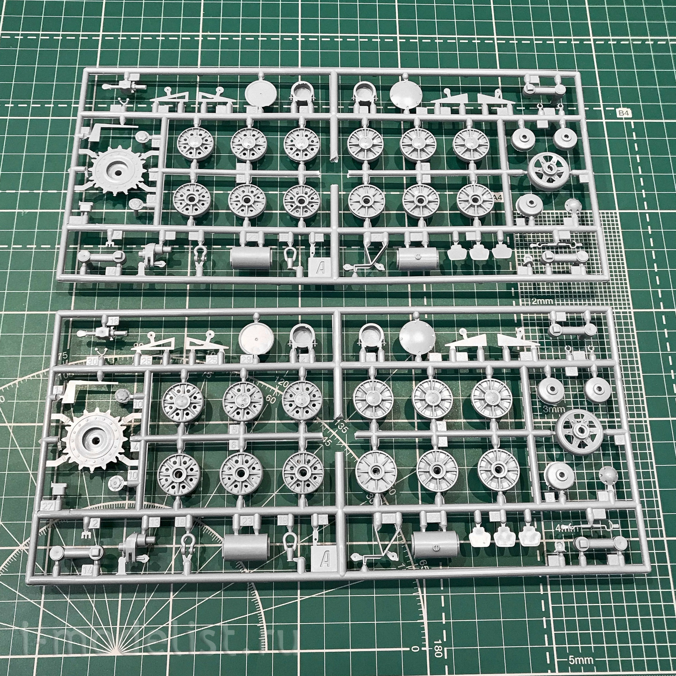 35103 Vostochny Express 1/35 KV-14 self-propelled unit (SU-152)