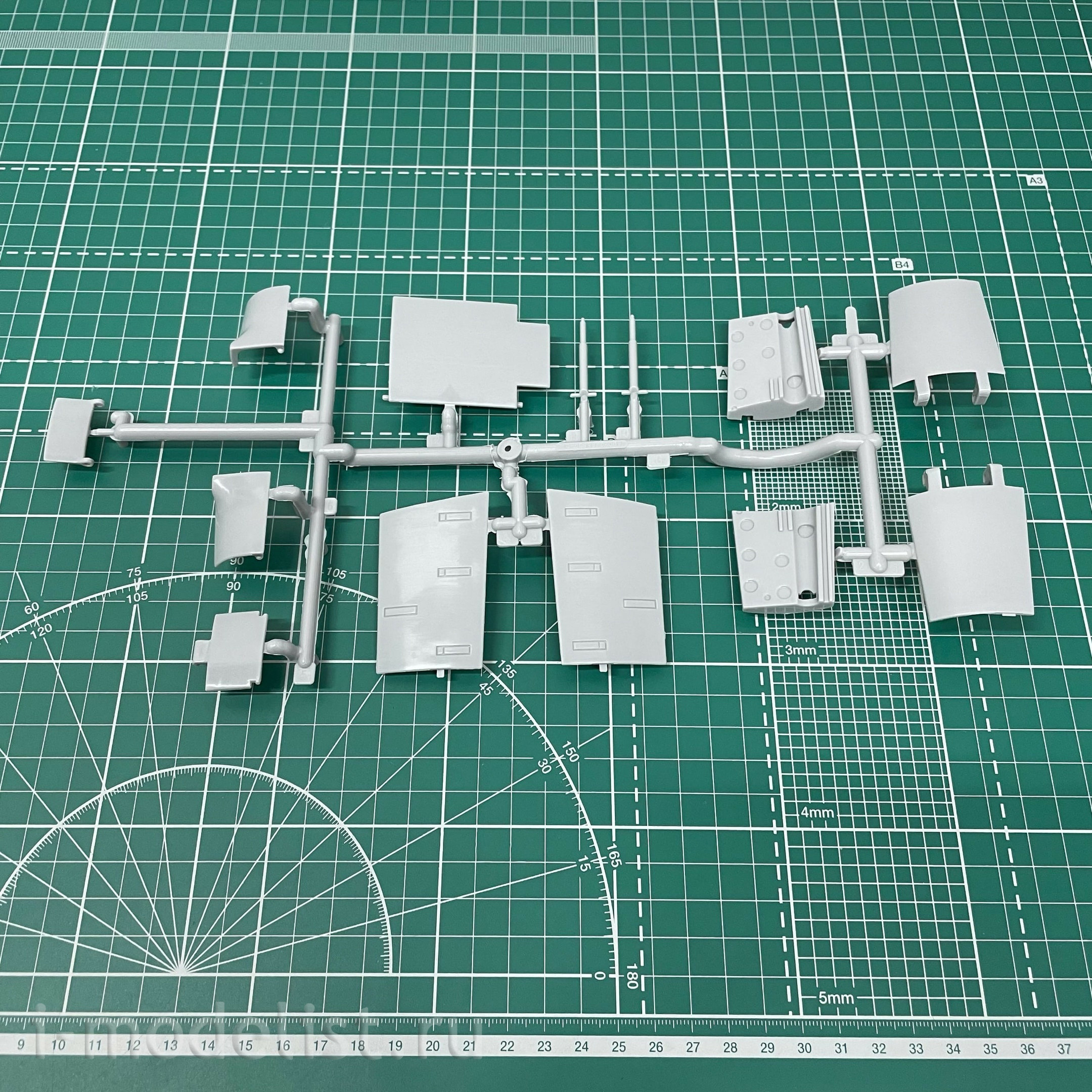 81808 HobbyBoss 1/18 F-86F-30 “Sabre”aircraft