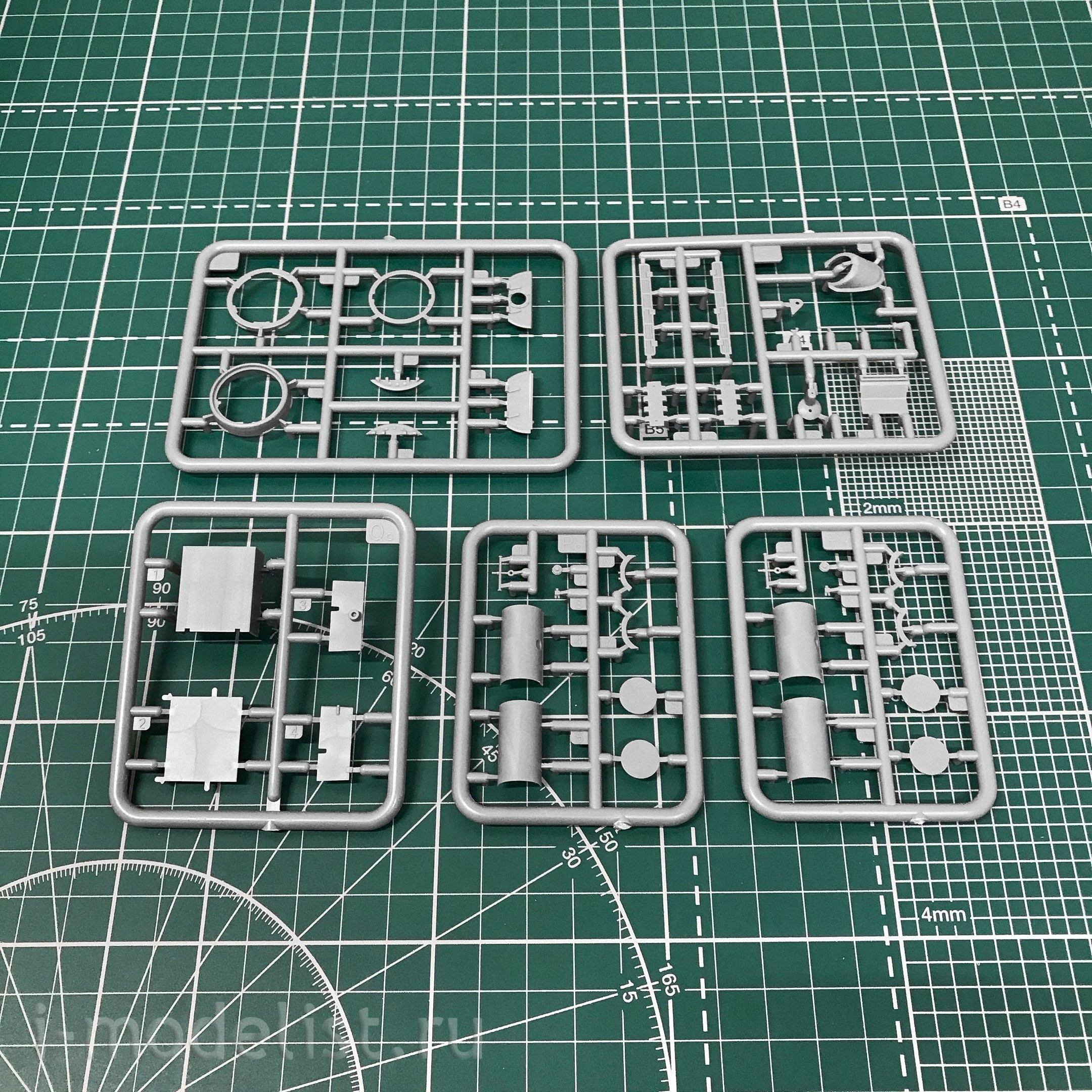 37098 MiniArt 1/35 Egyptian 34/85 tank with crew