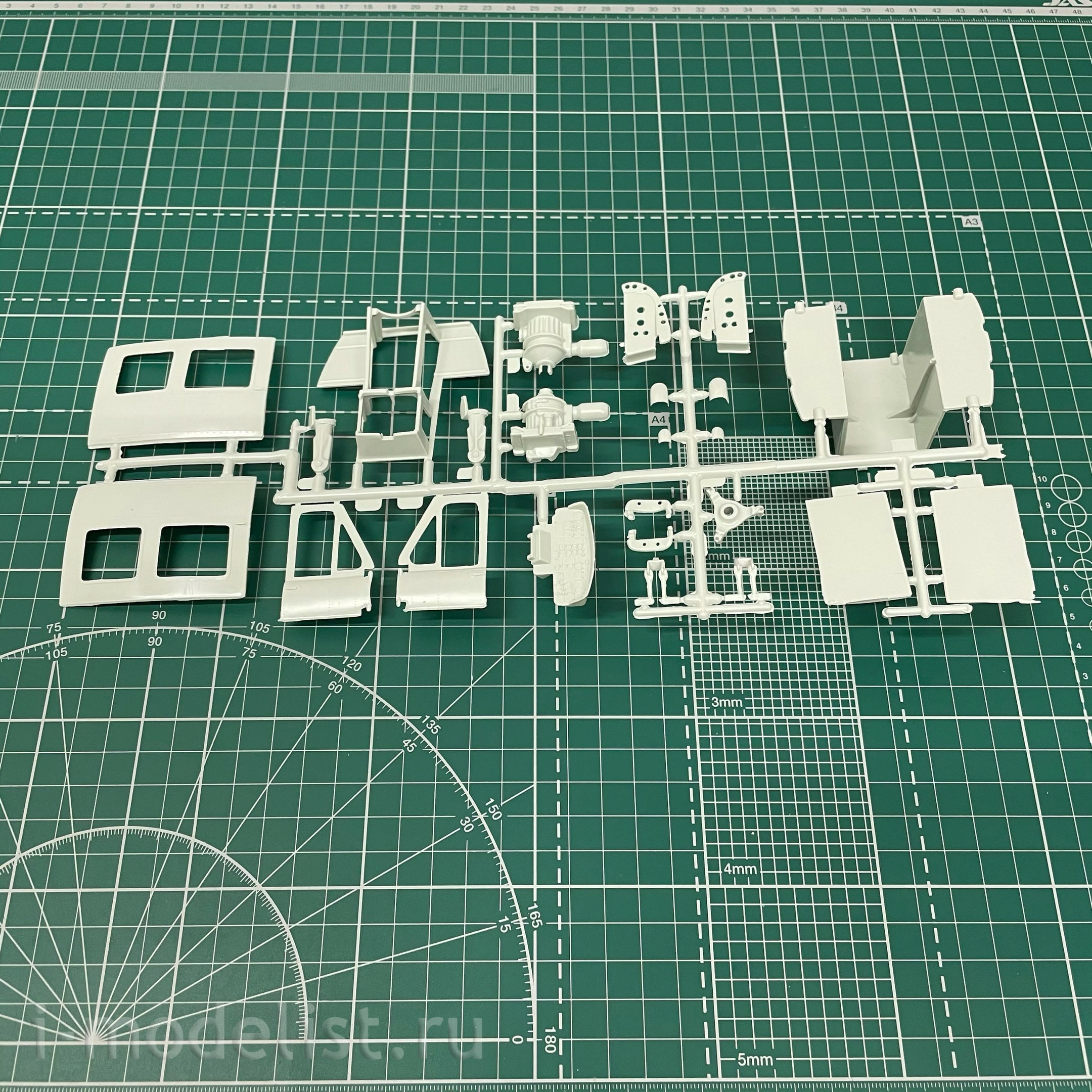 03867 Revell 1/32 American multi-purpose helicopter Bell UH-1D 