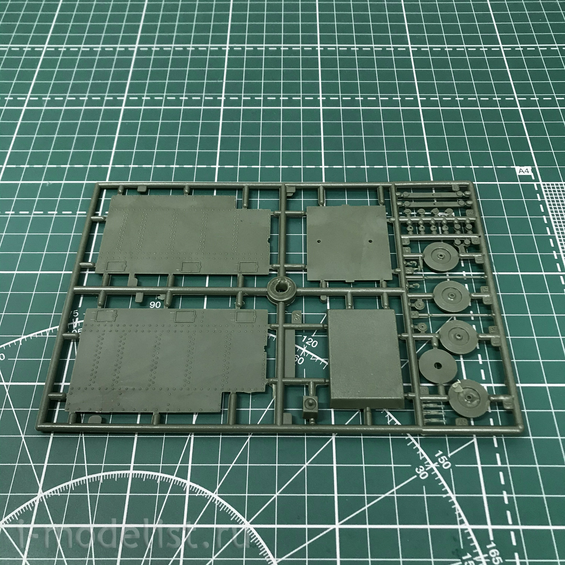 mt680 UM 1/72 Armored locomotive type PR-43
