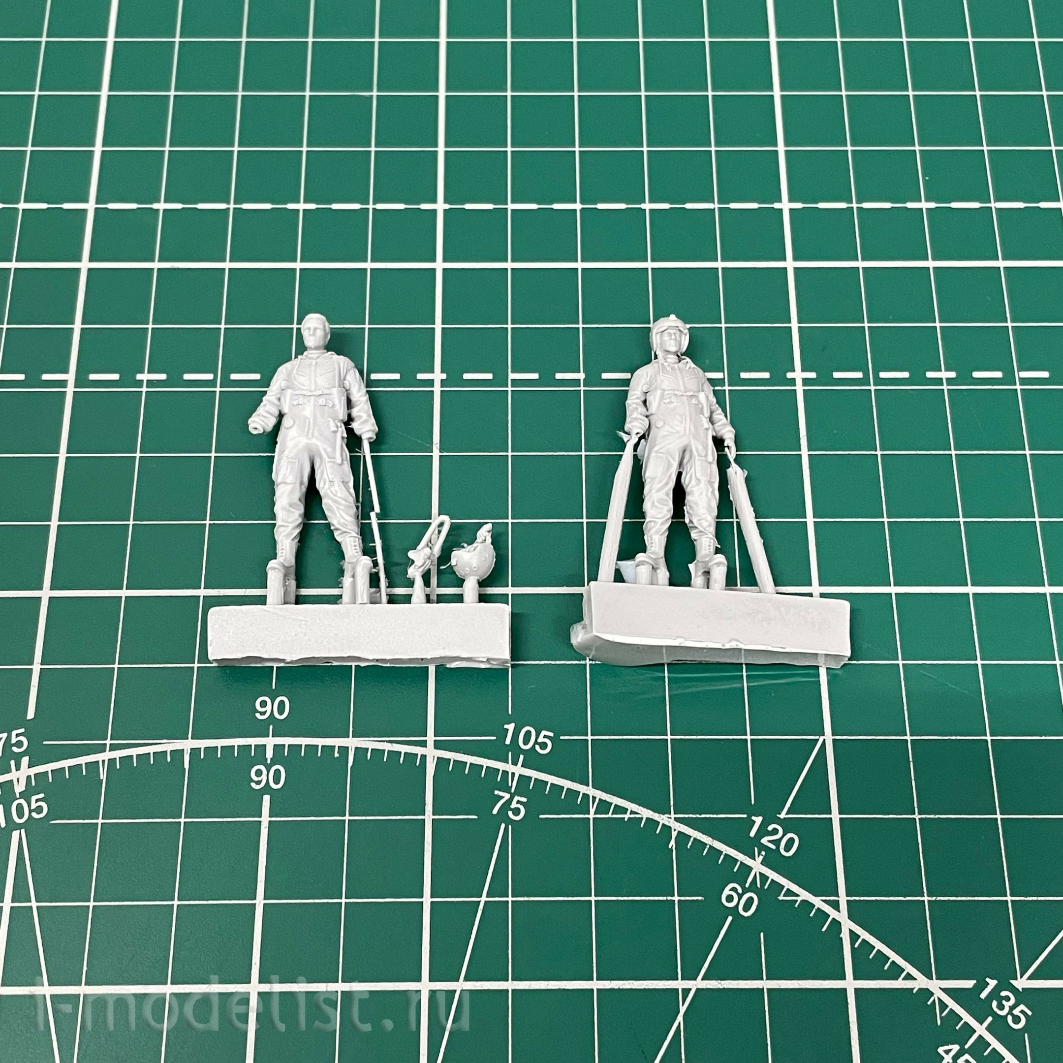 ASK48012 All Scale Kits (ASK) 1/48 Set of Pilot and navigator of the Russian Air Force / VKS in the VMSK (2 figures)