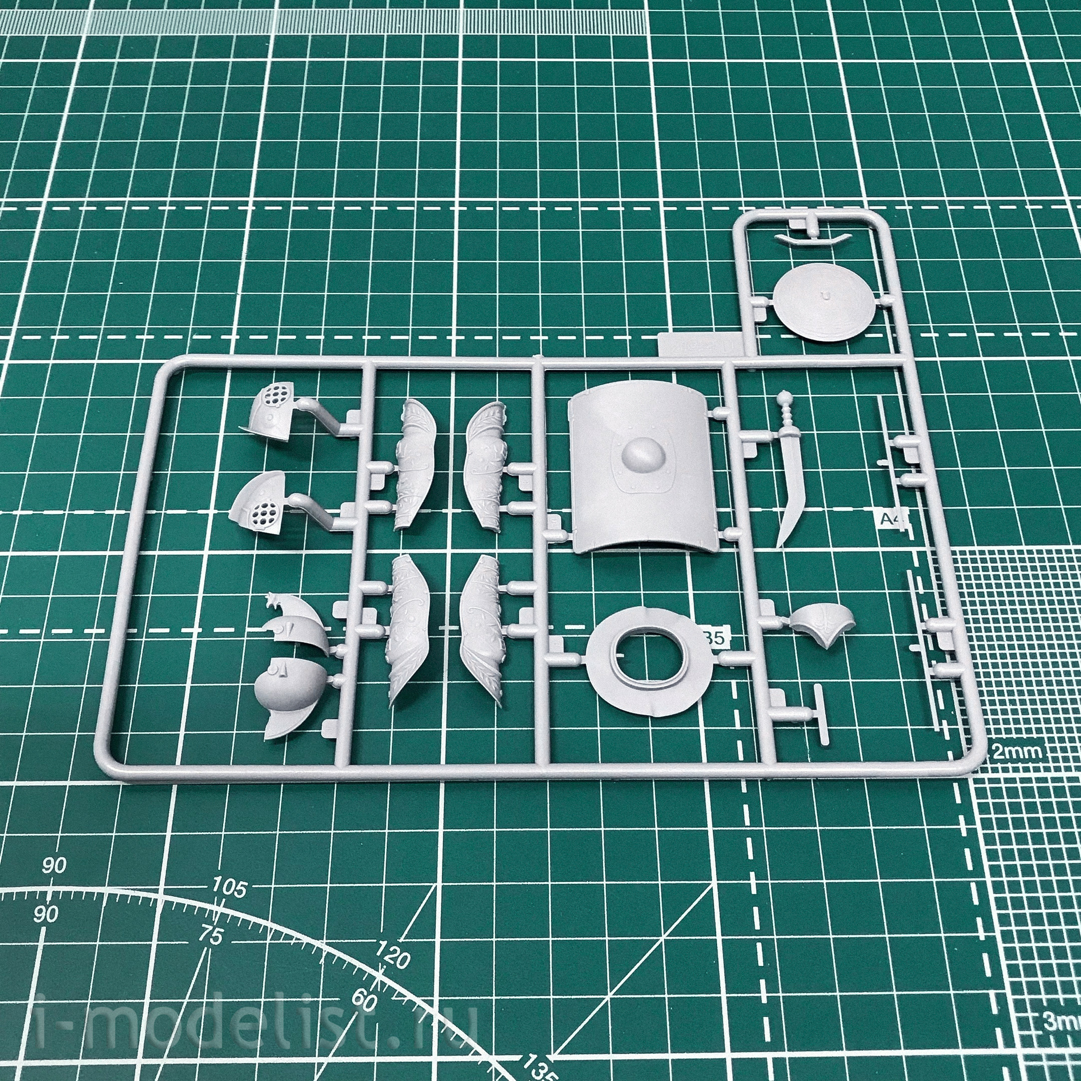 16303 ICM 1/16 Figure, Roman Gladiator