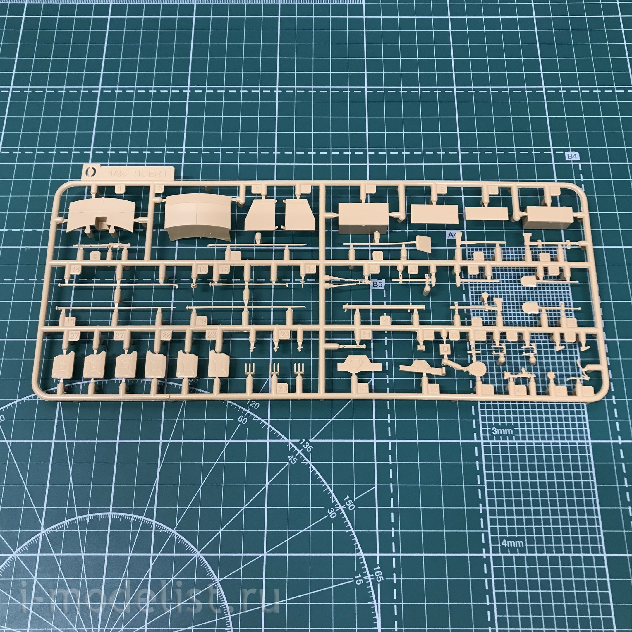 RM-5050 Rye Field Model 1/35 Tank Tiger I Initial Production (Early 1943 North African Front/Tunisia) with Full Interior