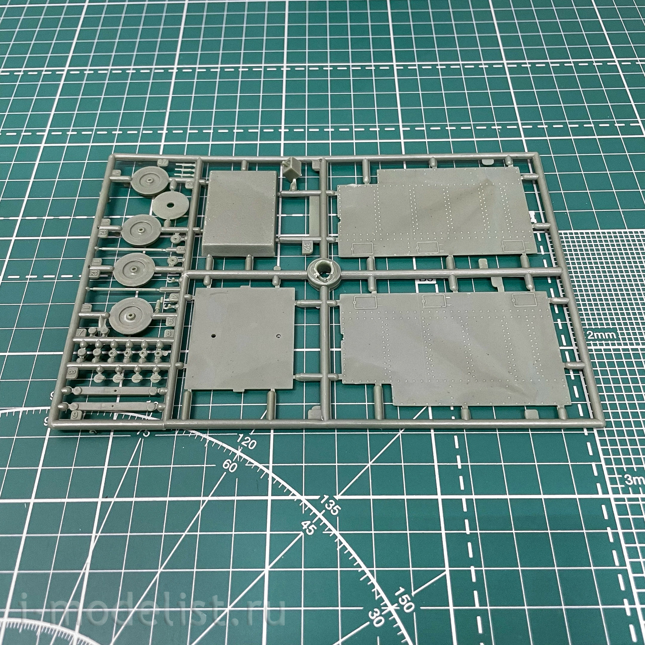 mt688 UM 1/72 Armored locomotive type PR-35