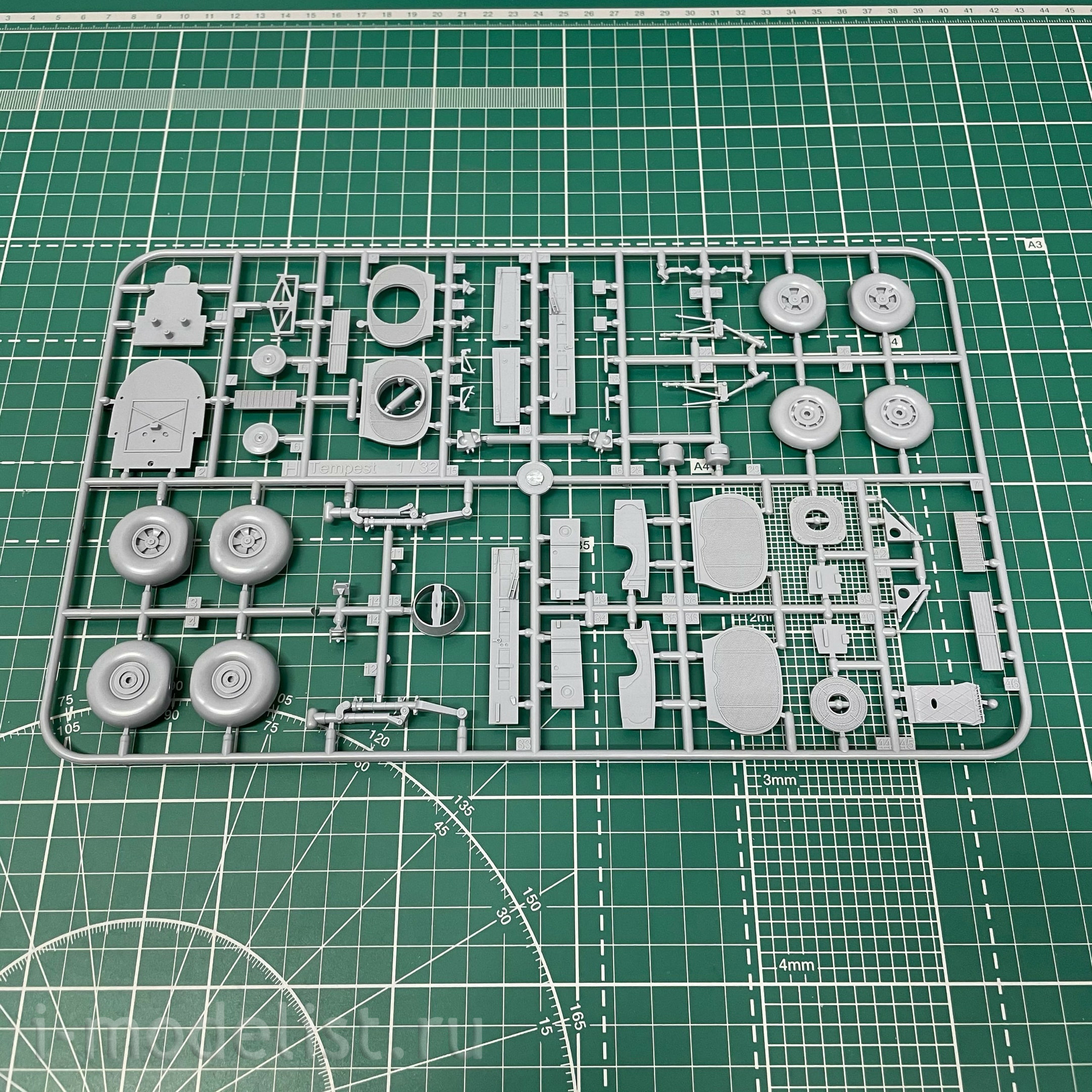 03851 Revell 1/32 British single-seat Hawker Tempest V fighter