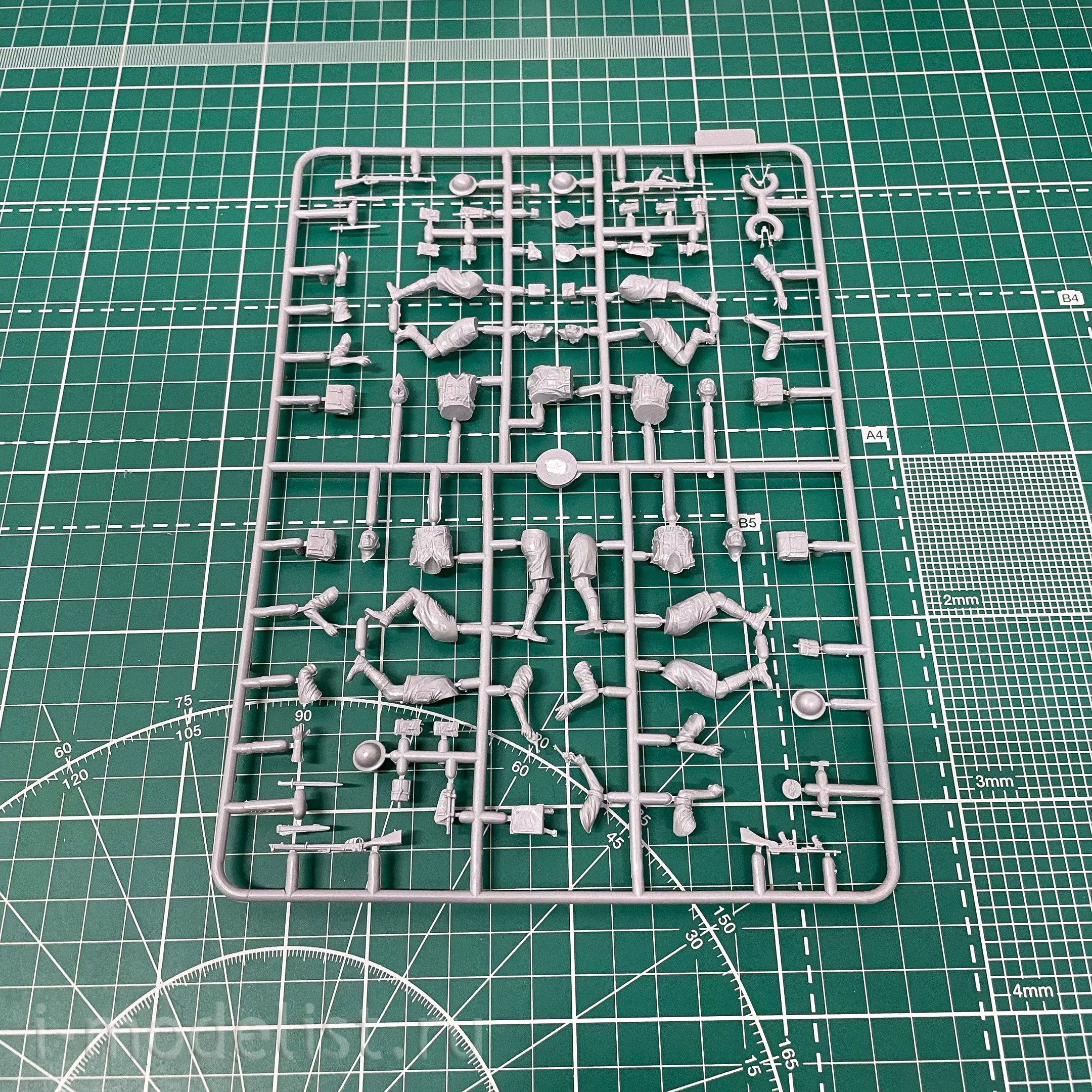 6579 Italeri 1/35 Tank Crusader Mk. II with the infantry of the 8th Army