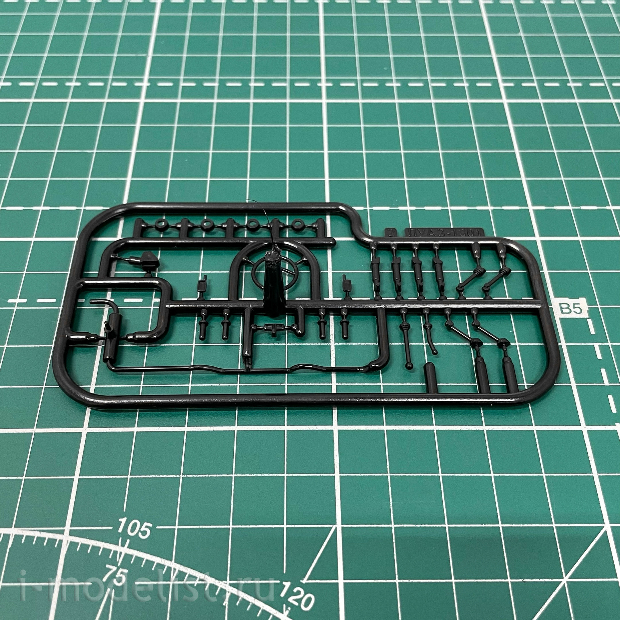 1503AVD AVD Models 1/43 Assembled model LUAZ-1301