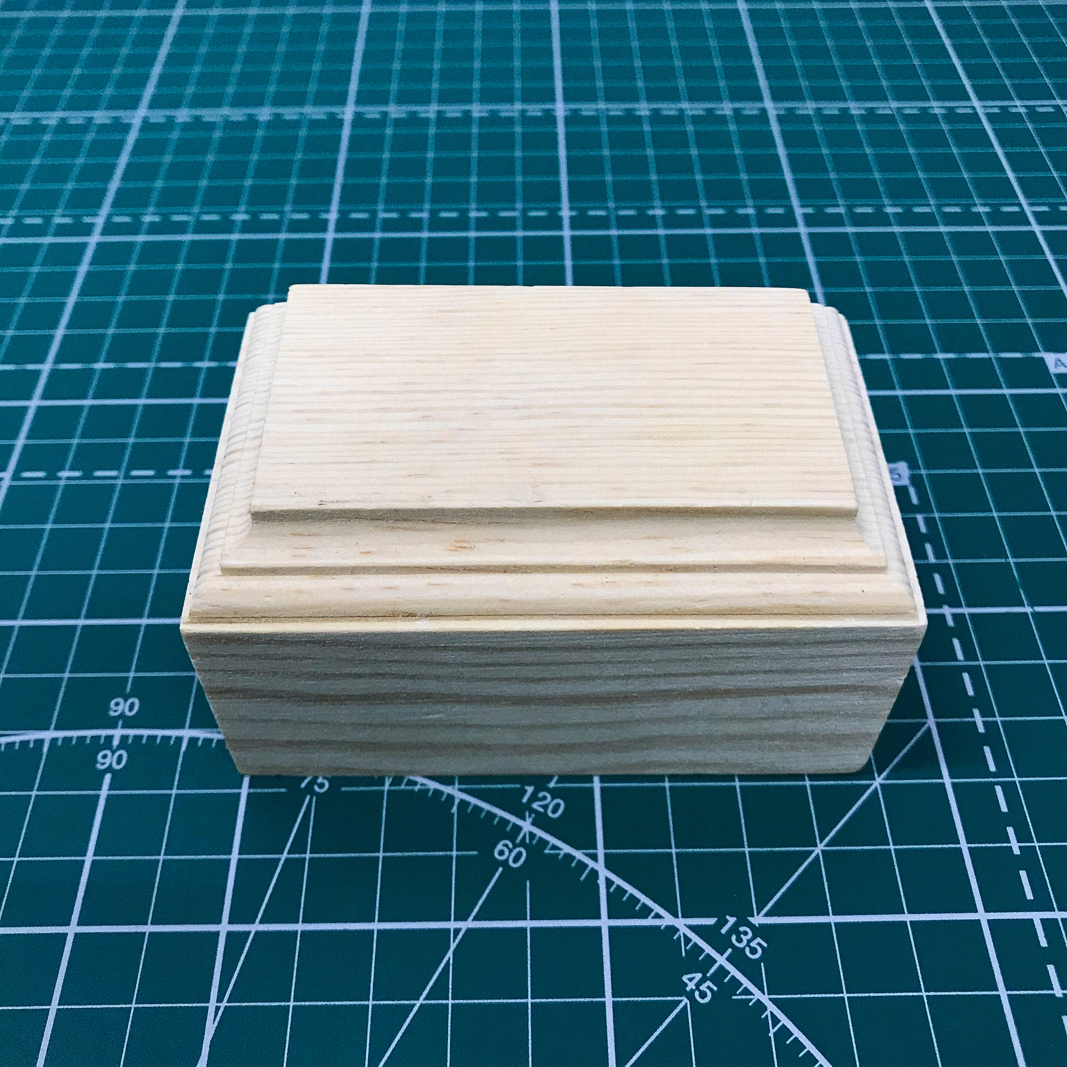 MM014 World of models Stand birch 7x4x5cm