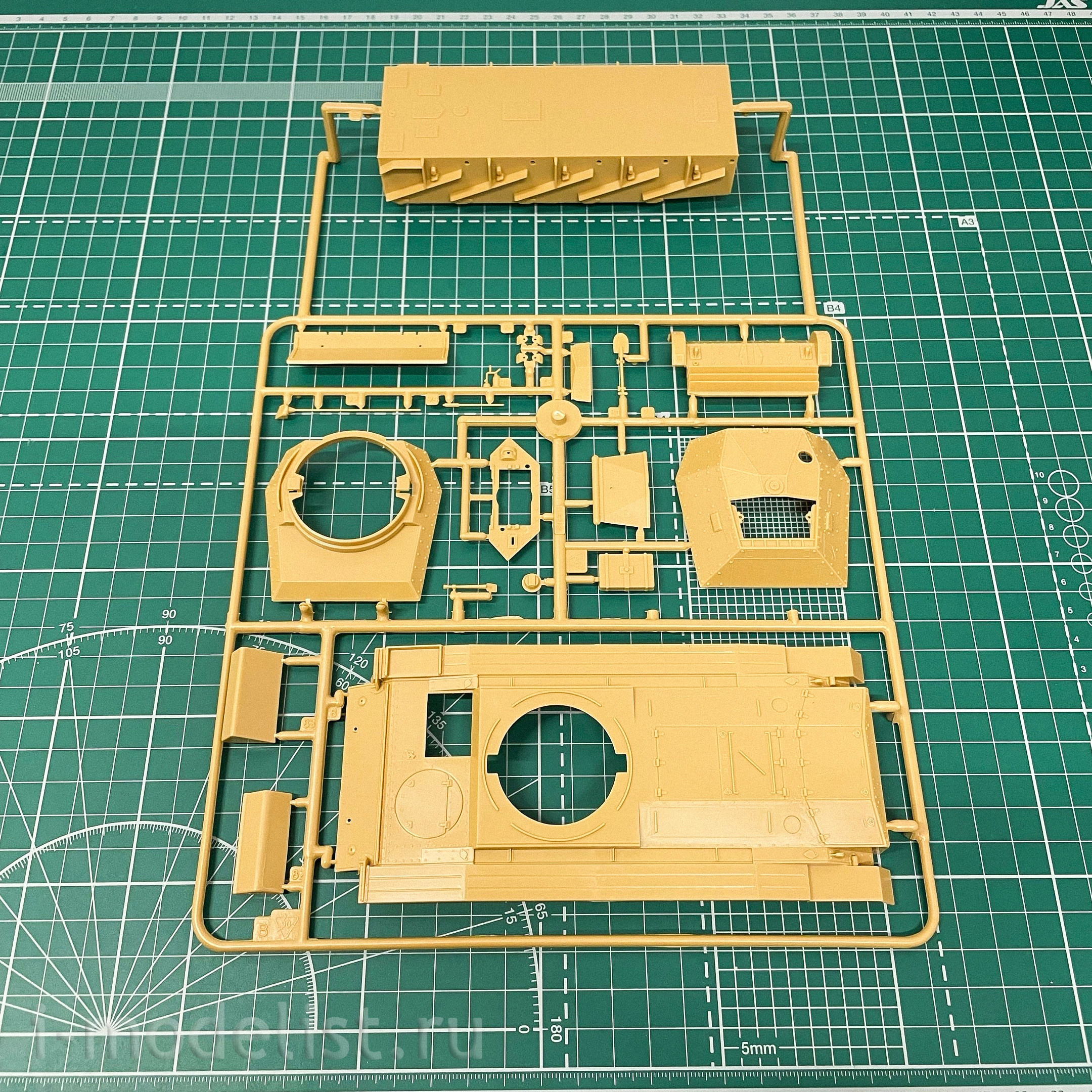 6579 Italeri 1/35 Tank Crusader Mk. II with the infantry of the 8th Army
