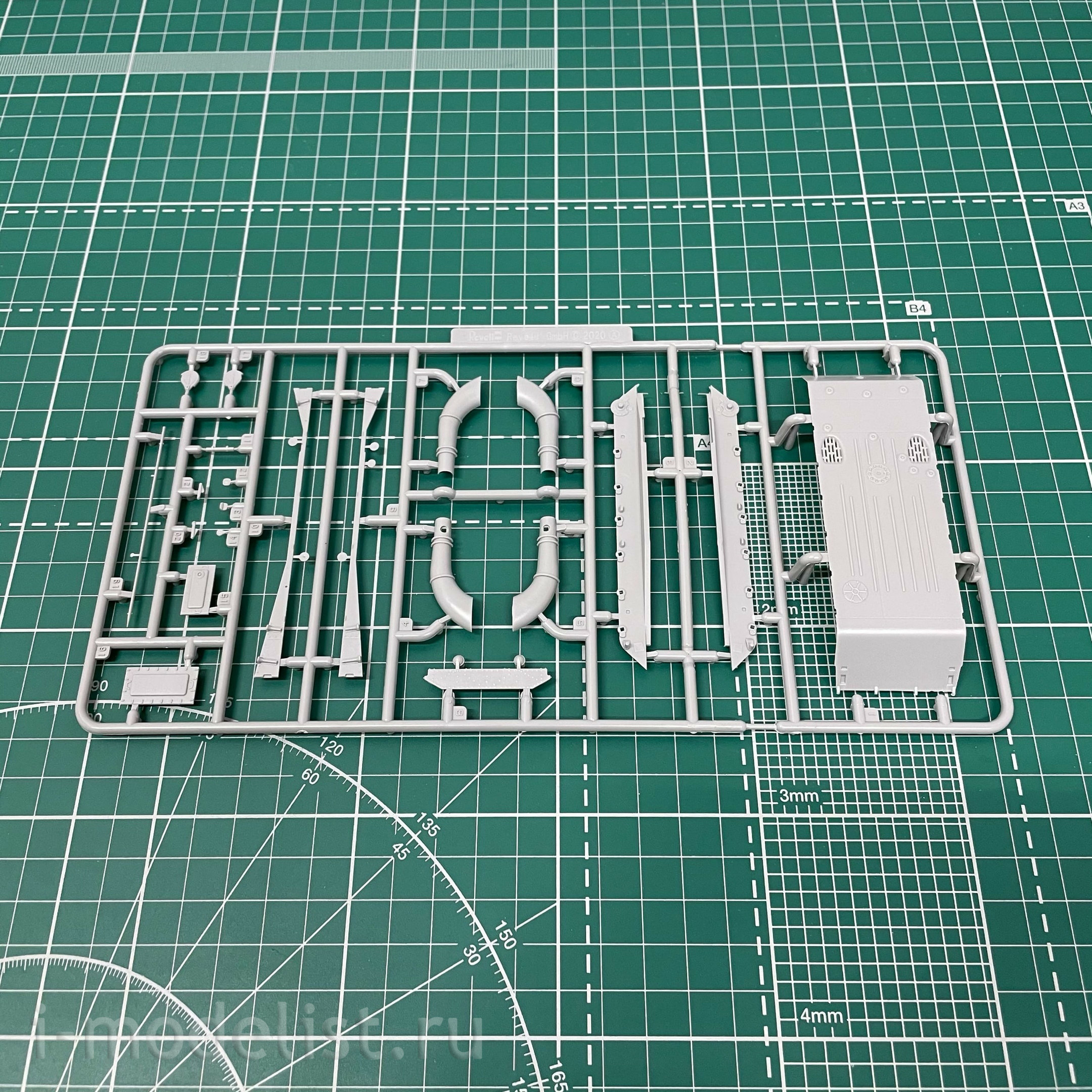 03314 Revell 1/72 Soviet light floating tank PT-76B