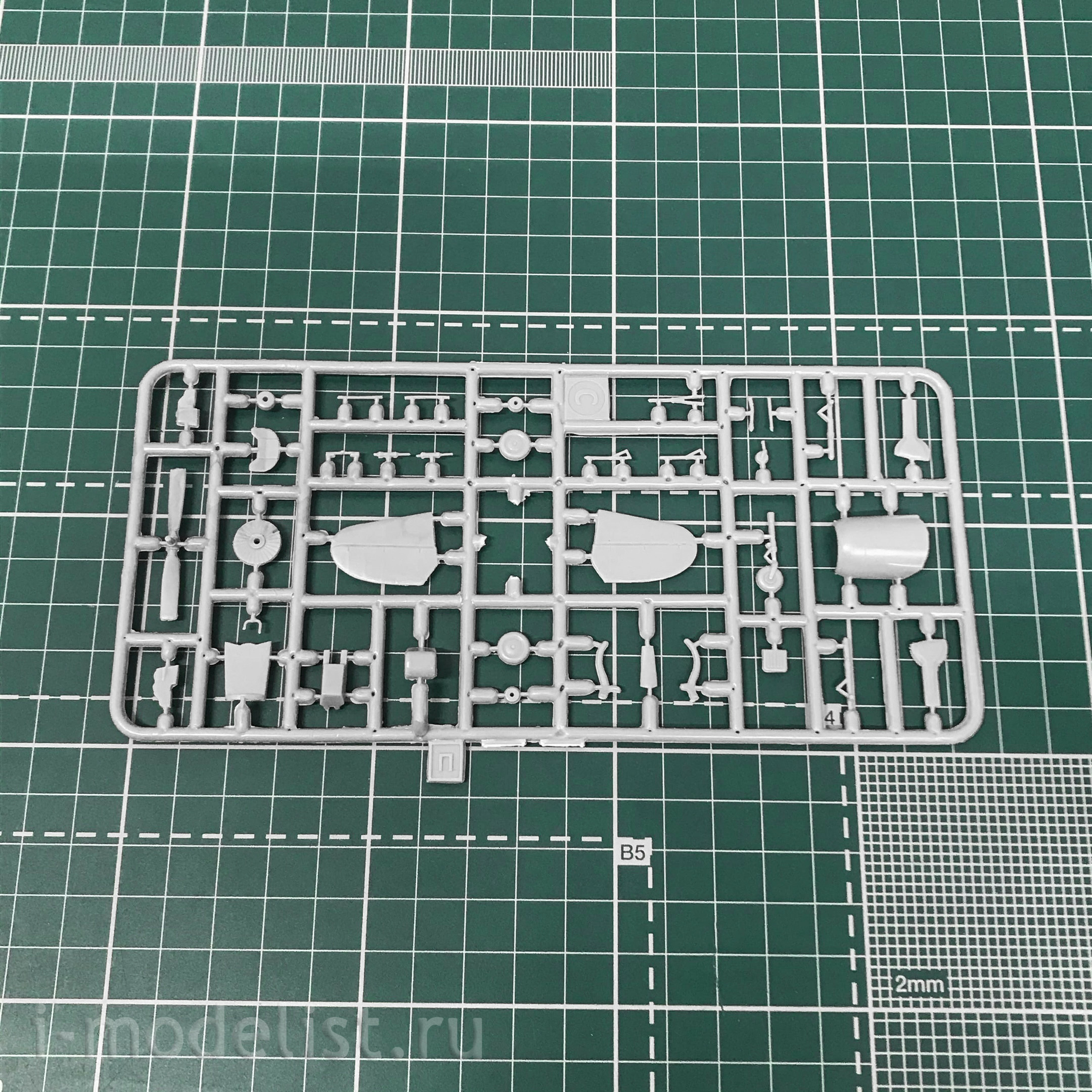 72318 Amodel 1/72 Yak-18P