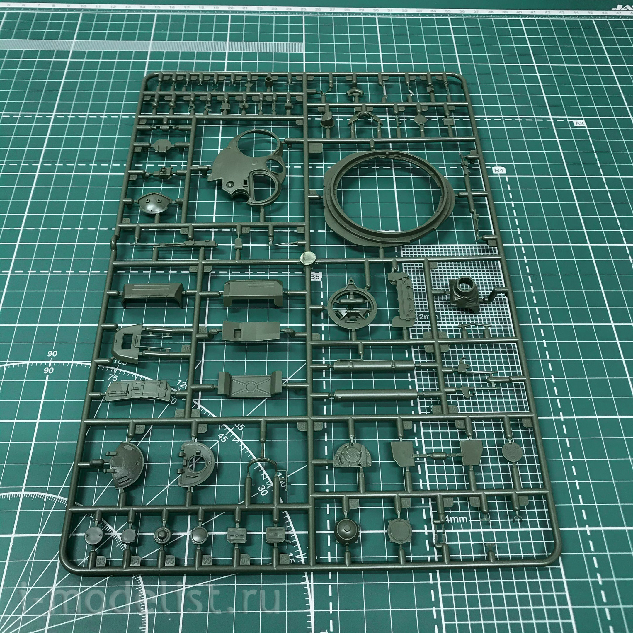 35A038 Amusing Hobby 1/35 T-72M1 Tank with full interior (under UVZ license)