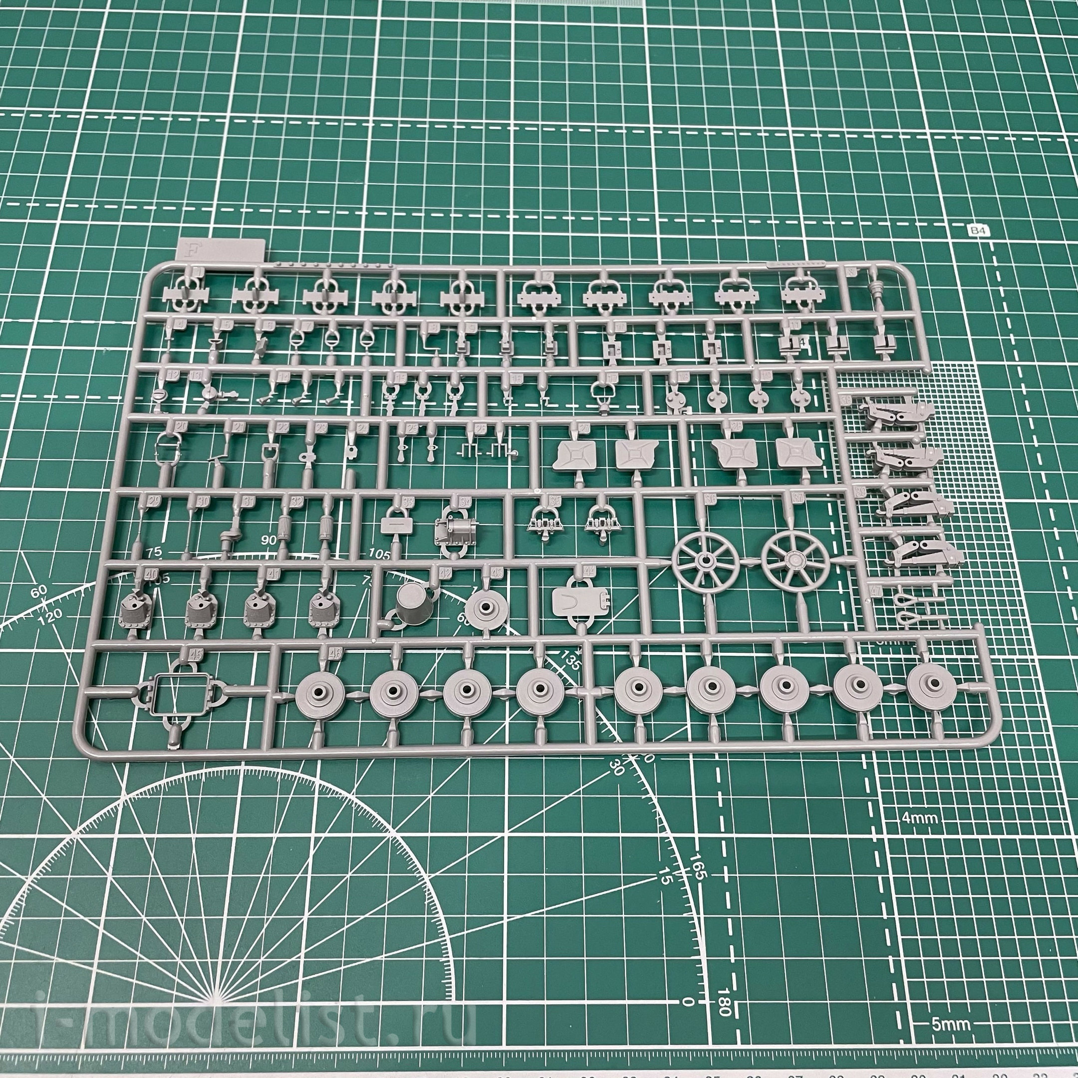 BT-006 Border Model 1/35 German Tank Pz.Beob.Wg. IV Ausf. J with commander and infantry
