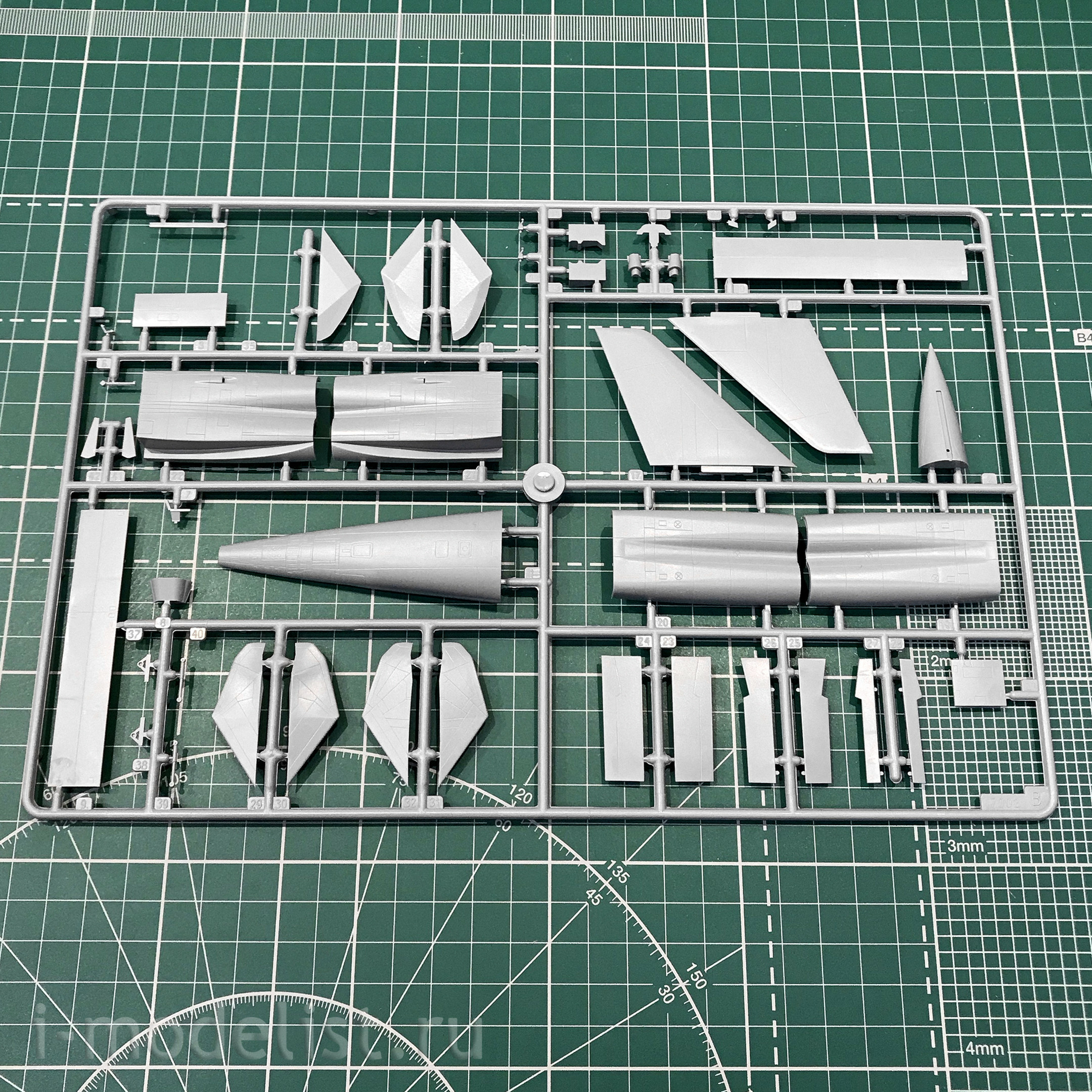 7002 Zvezda 1/144 Russian supersonic strategic bomber Tu-160