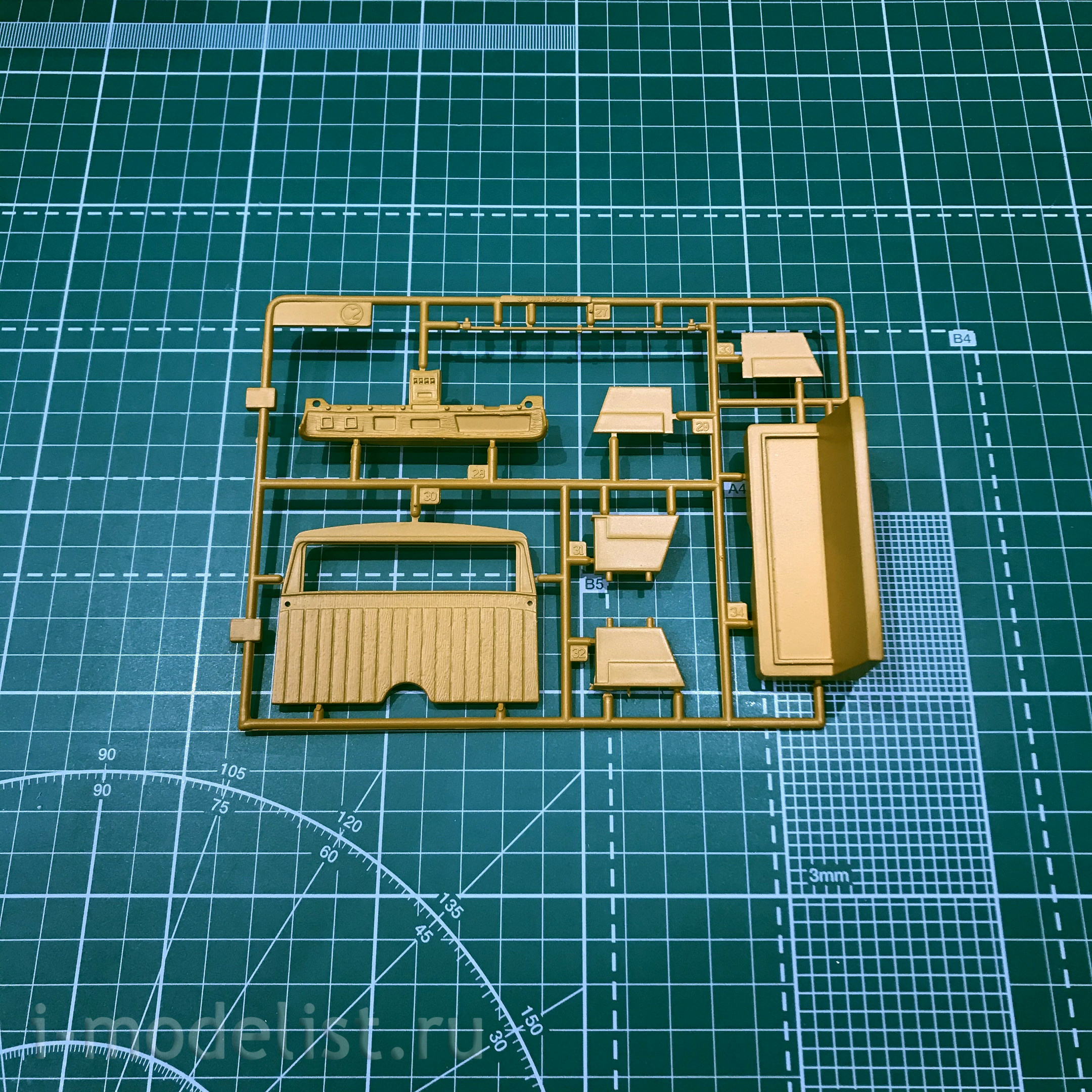 03802 Trumpeter 1/24 Chinese limousine FAW Hong Qi HQE CA770