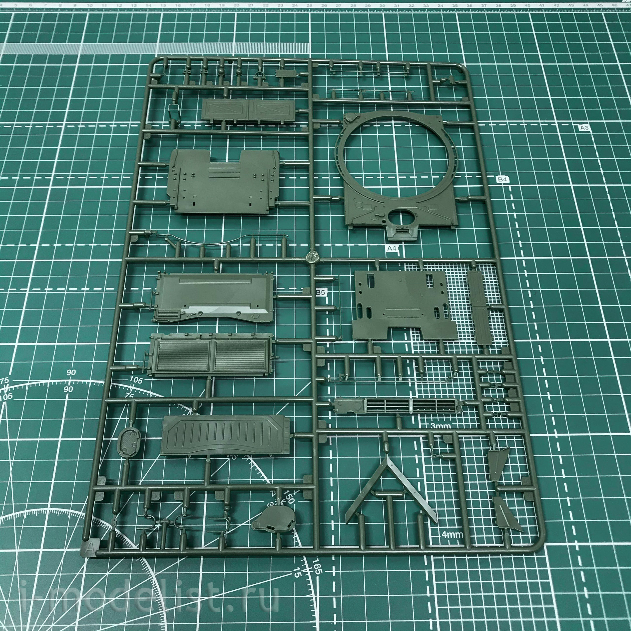 35A038 Amusing Hobby 1/35 T-72M1 Tank with full interior (under UVZ license)