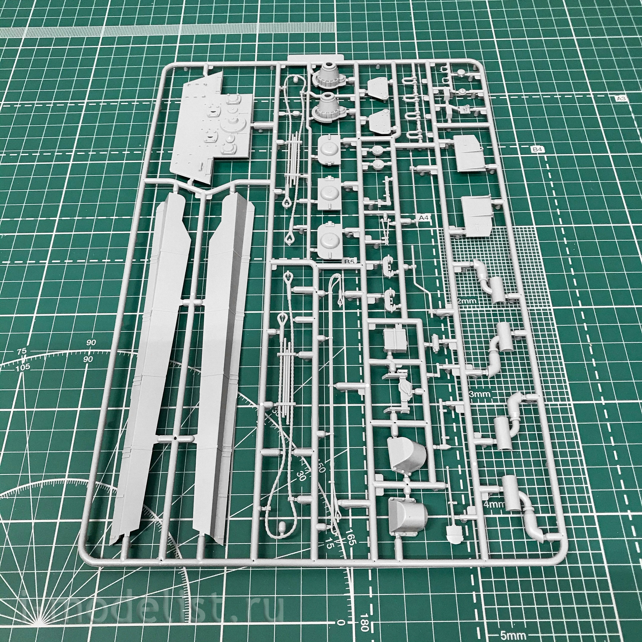 UA35016 Modelcollect 1/35 German e-75 tank with 128 mm gun, Tiger III