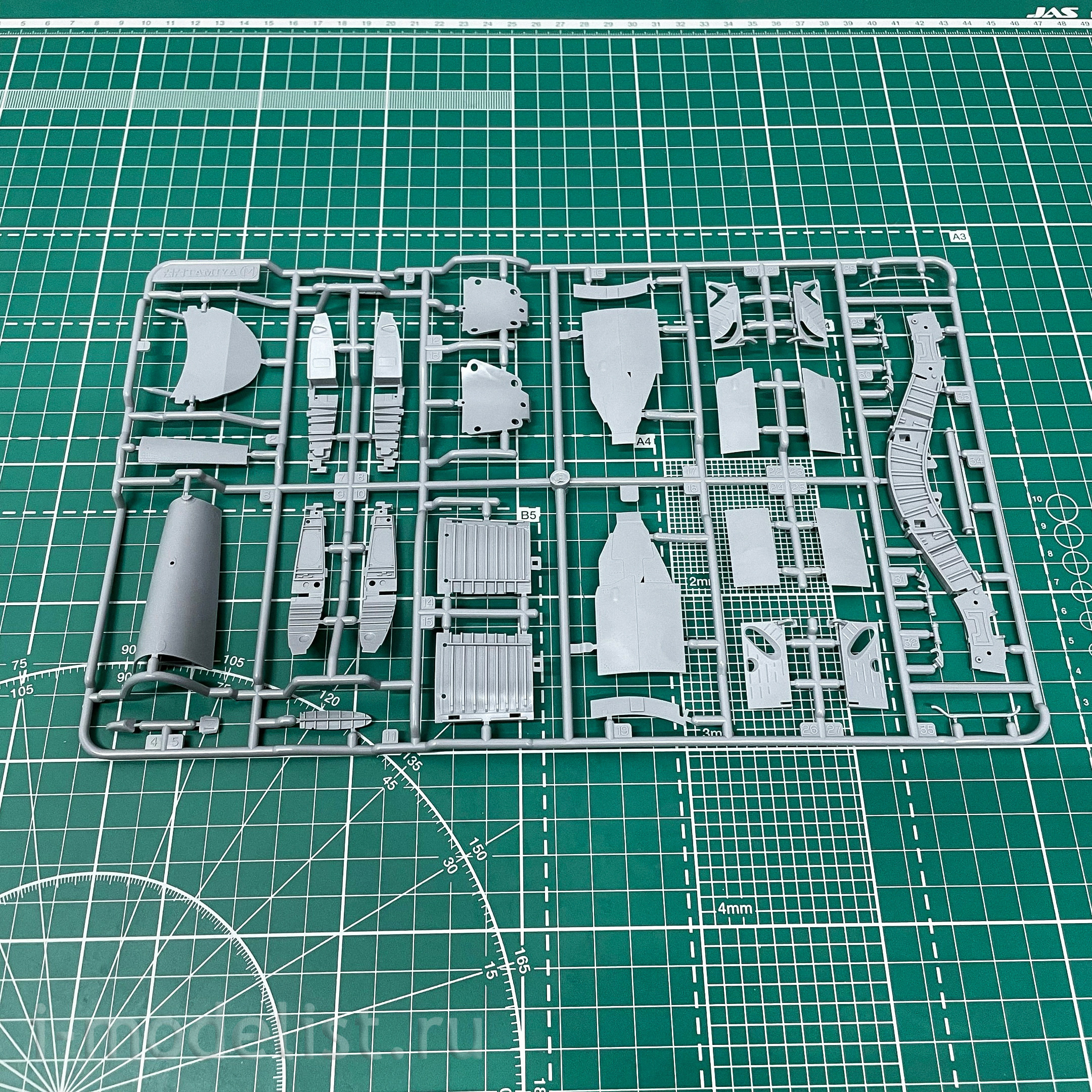 60327 Tamiya 1/32 American carrier-based fighter Vought F4U-1D Corsair with stand